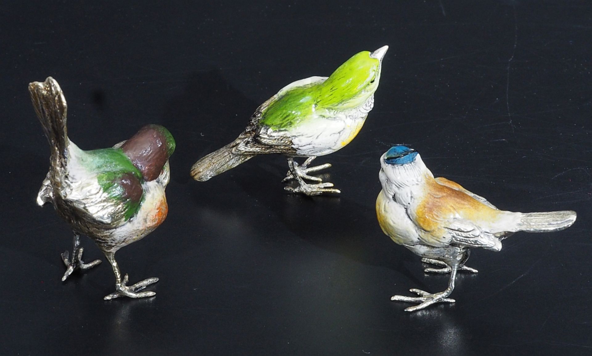 Drei Miniatur-Vogelfiguren, jeweils stehend. - Bild 3 aus 4