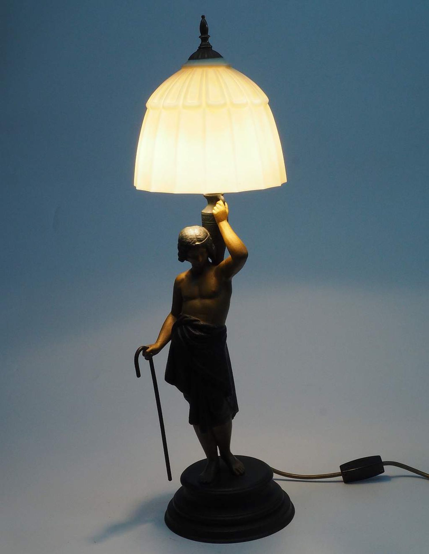 Figürliche Tischlampe "Jüngling mit Amphore", 1920/30iger Jahre. - Image 3 of 6