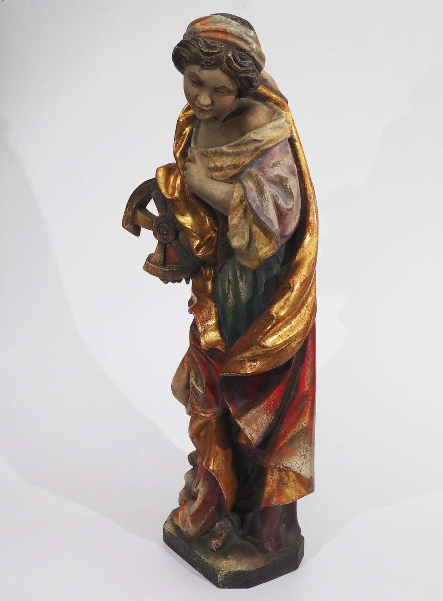 Heilige Katharina mit ihrem Attribut "gebrochenes Wagenrad". Oberammergau, 20. Jahrhundert. - Bild 3 aus 6