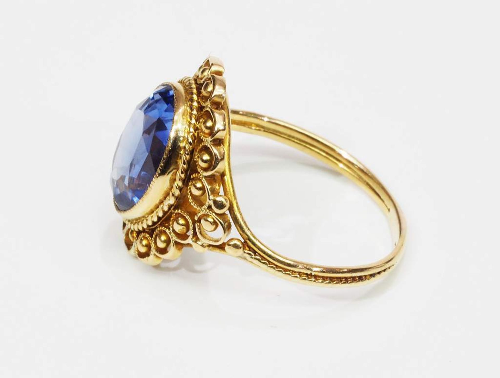 Ring mit Saphir, Fassung 750er Gelbgold, oval, facettiert, transparent, blau. - Bild 4 aus 7