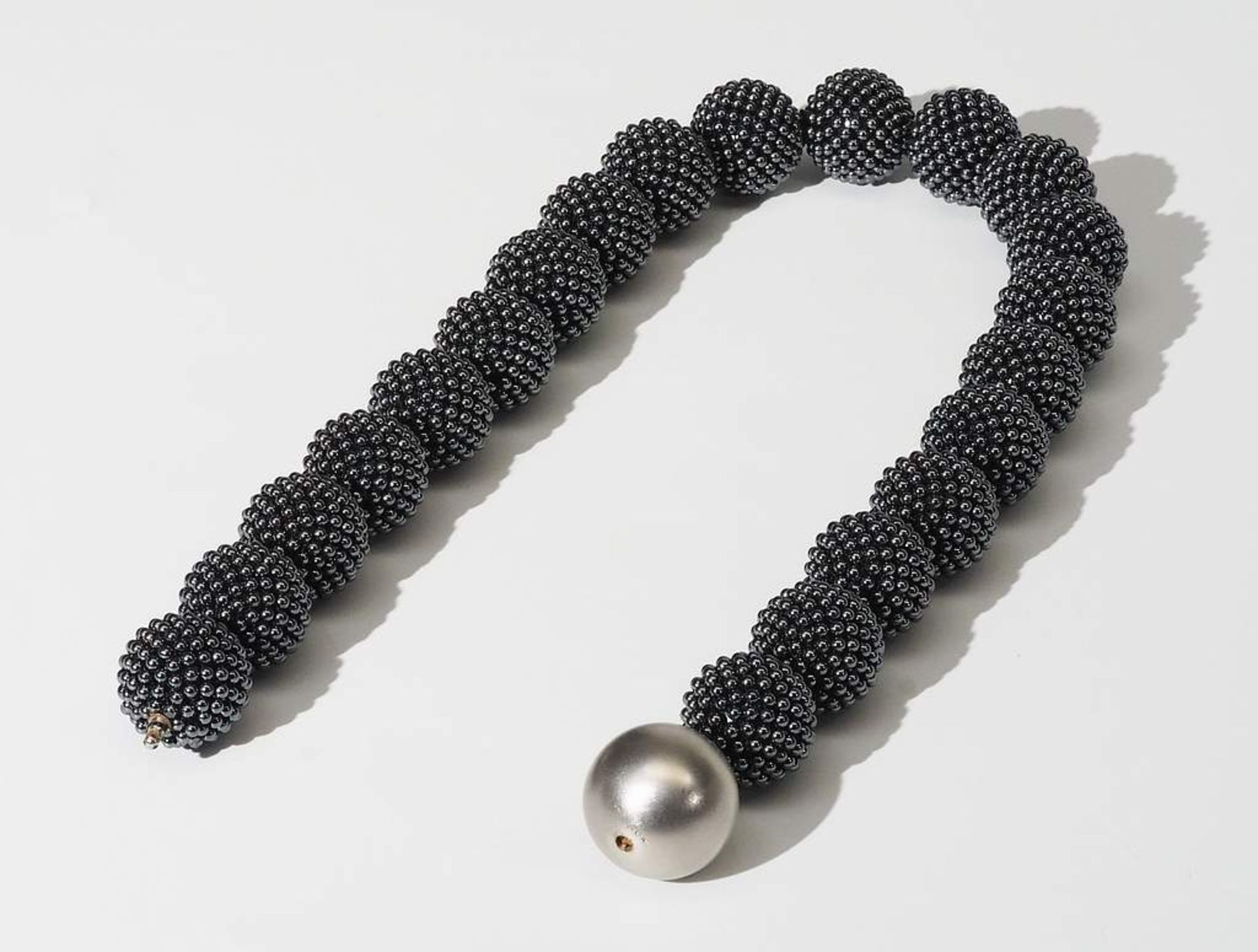 Halskette mit "geflochtenen" Hämatitkugeln mit Kugelschließe aus Platin. - Image 5 of 7