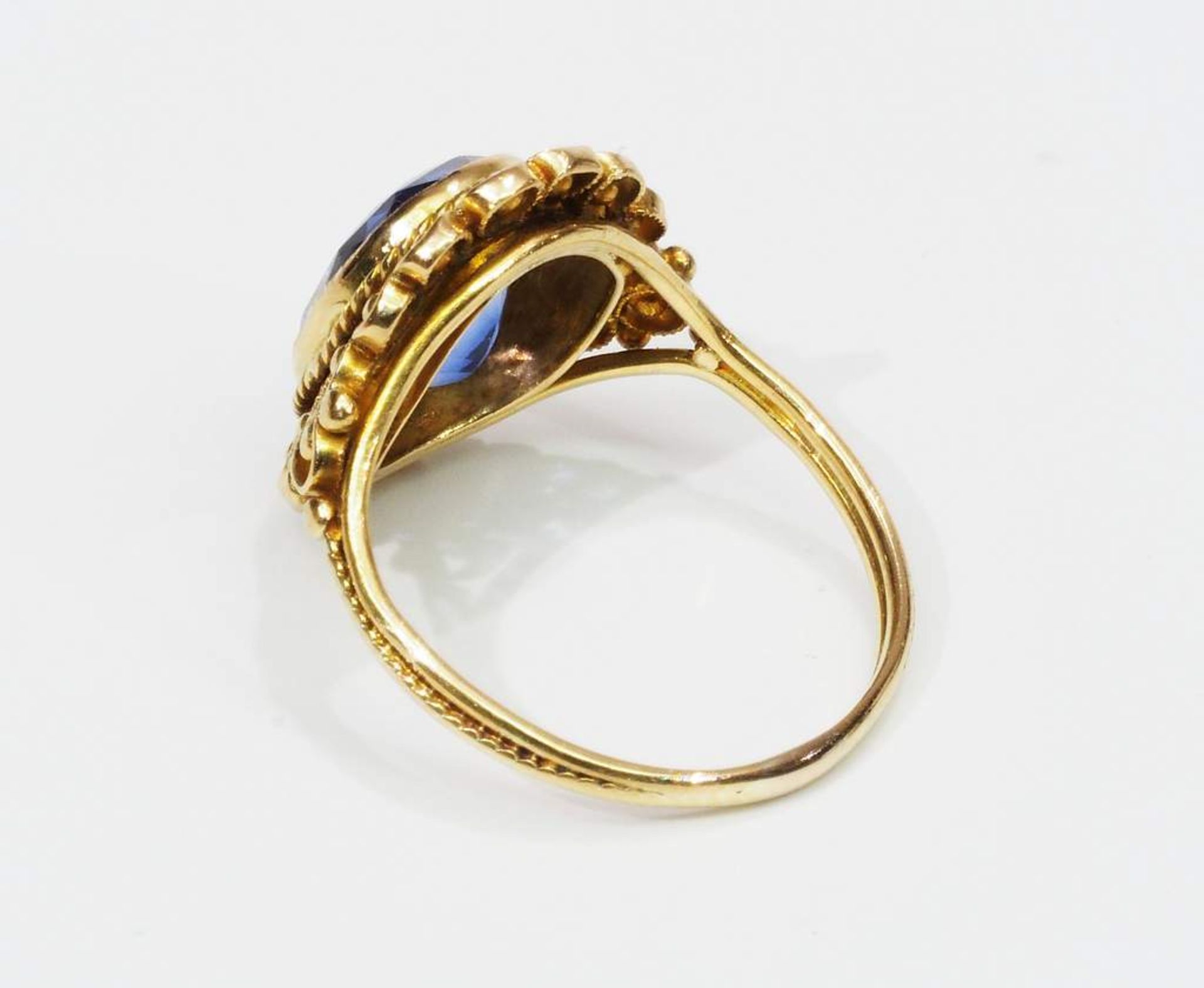 Ring mit Saphir, Fassung 750er Gelbgold, oval, facettiert, transparent, blau. - Bild 5 aus 7