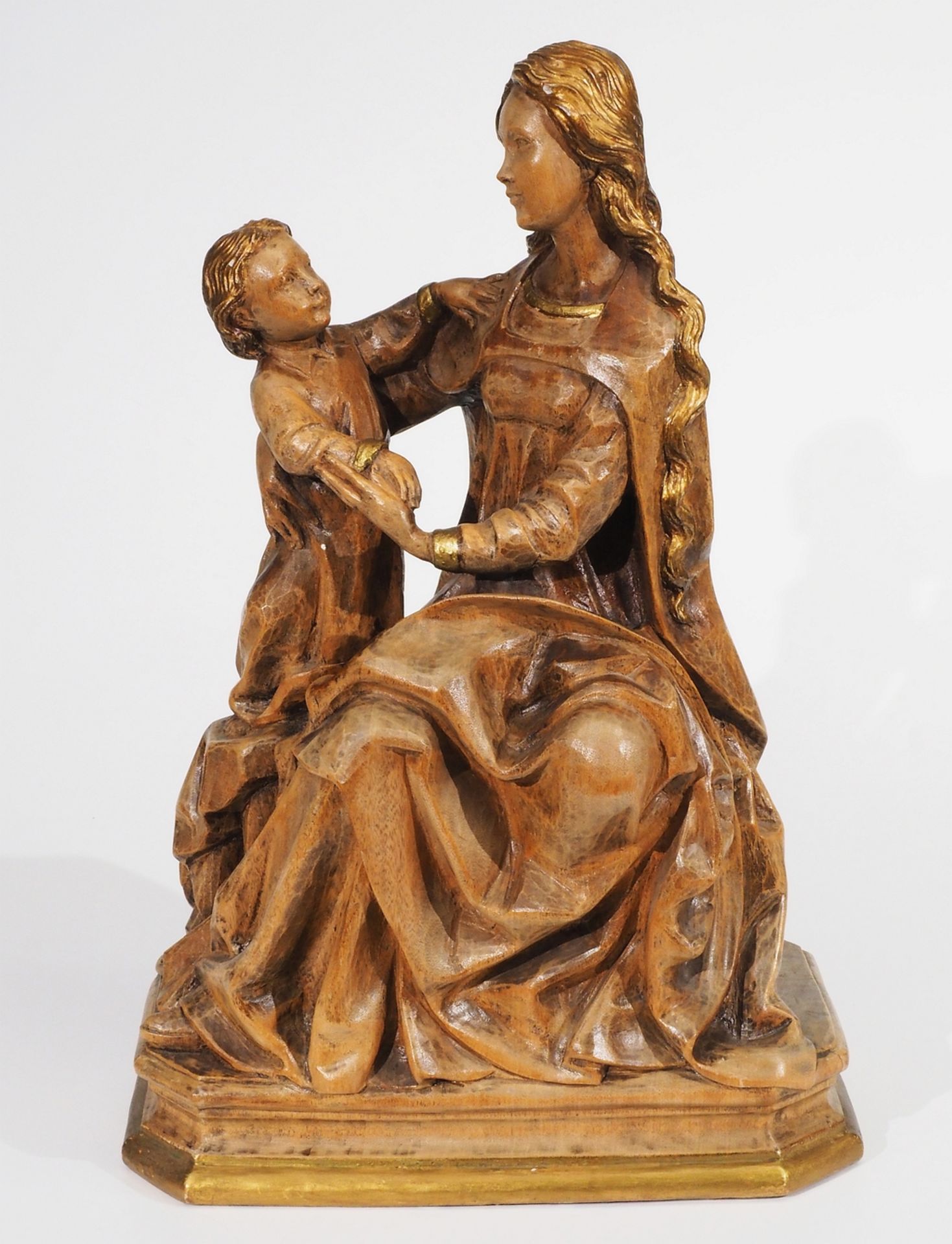 Jugendliche Madonna mit Kind auf Sockel in Form eines Kirchenschiffs, 20. Jahrhundert.