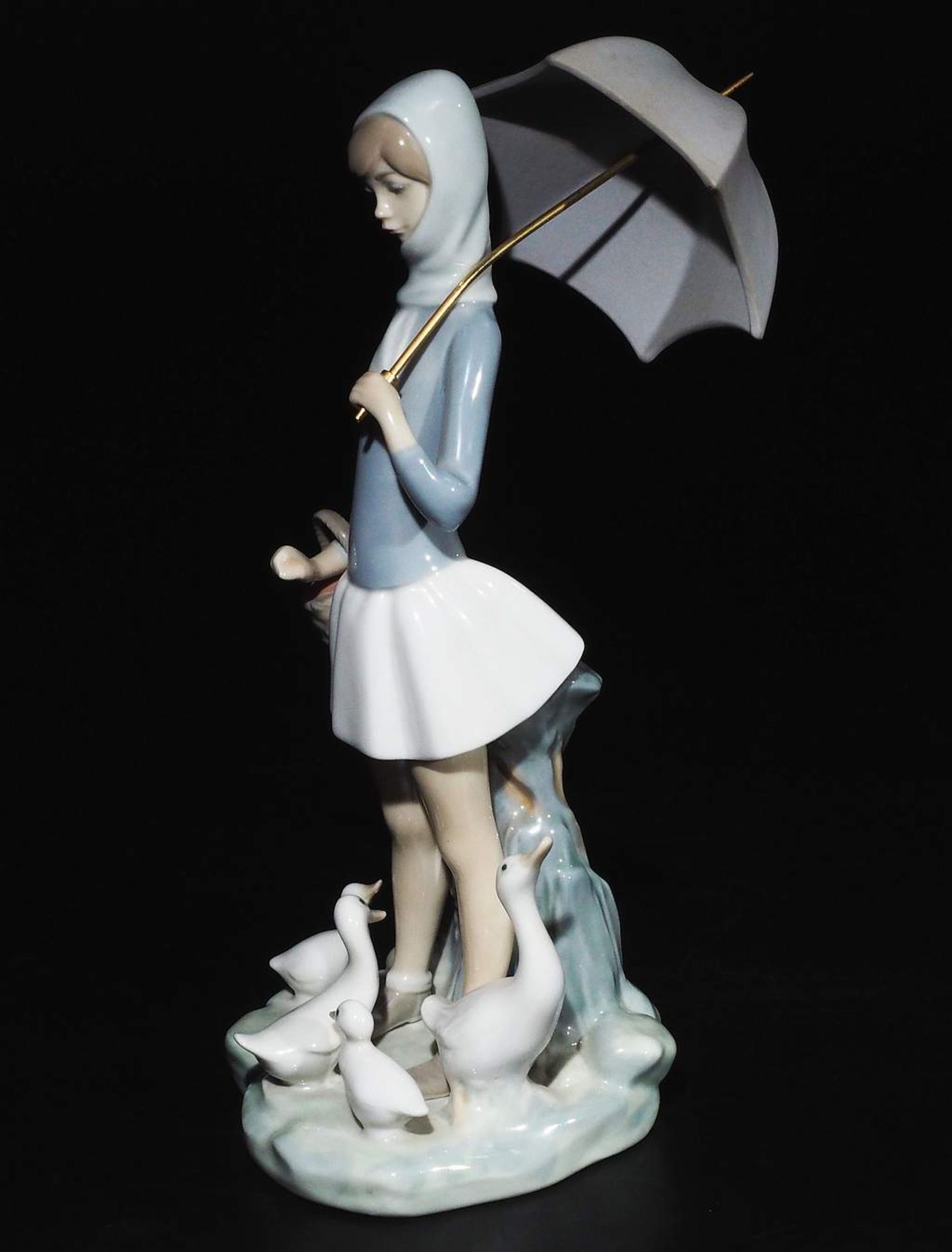 LLADRO/Spain. Junges Mädchen mit Regenschirm bei der Fütterung der Enten. - Bild 3 aus 7