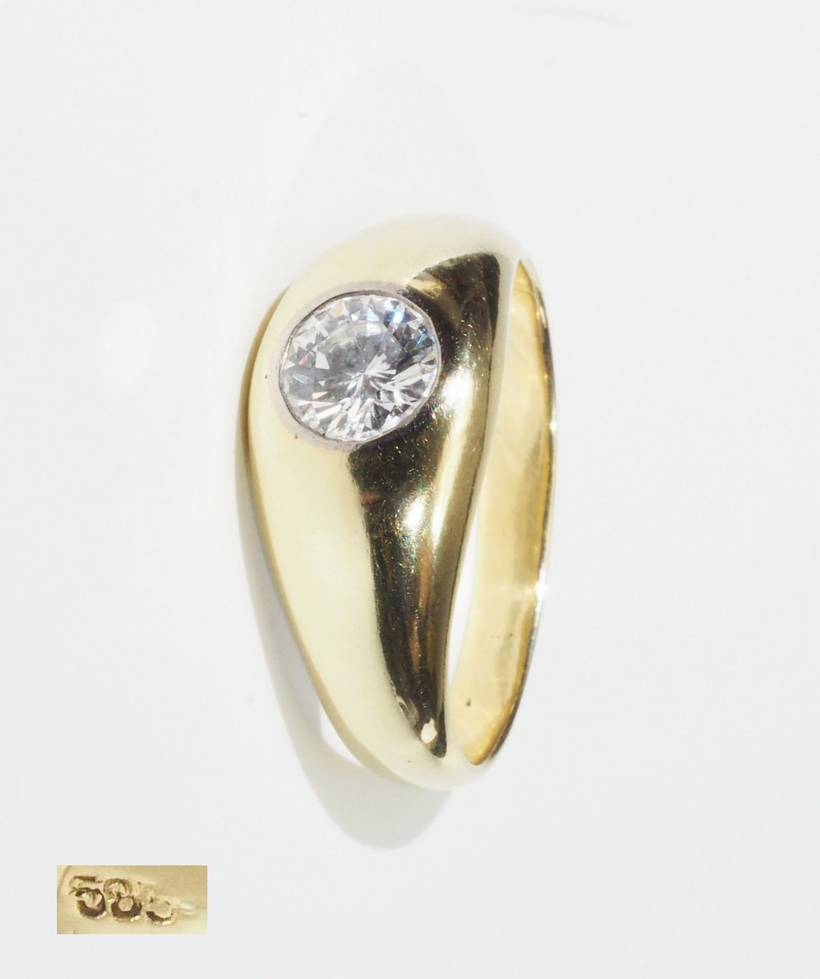 Klassischer Bandring mit Brillant von ca. 0,81 ct. F/vvs (feines Weiß 1). 585er Gelb- und Weißgol