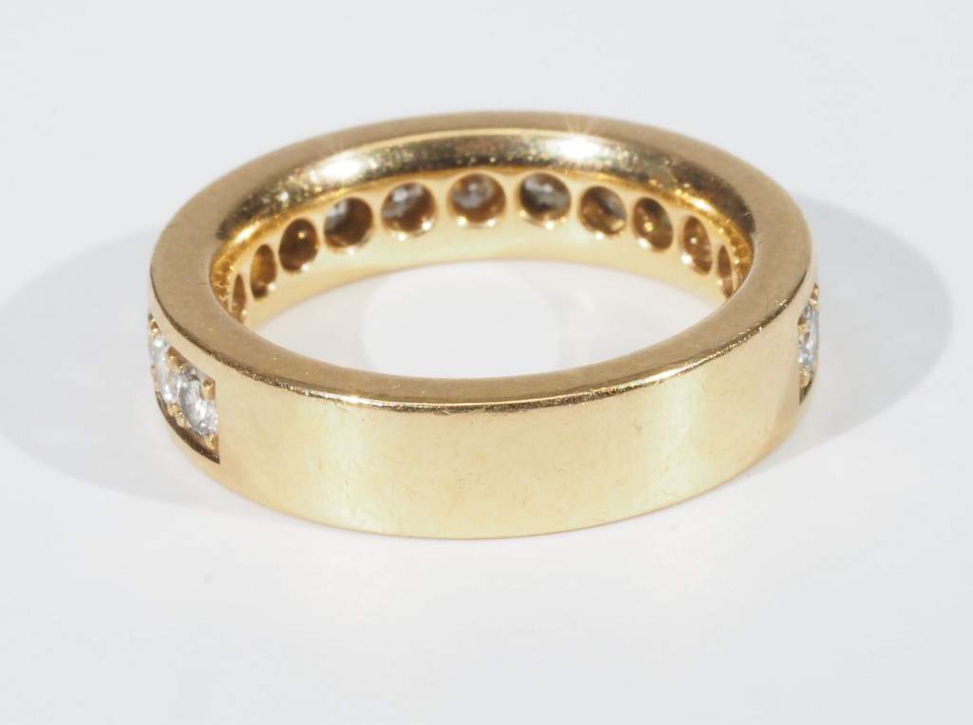 Memoirering, 750er Gelbgold. Ringschiene mit 2/3 Brilllantbesatz von zusammen ca. 1 ct. H/vs - Bild 7 aus 7