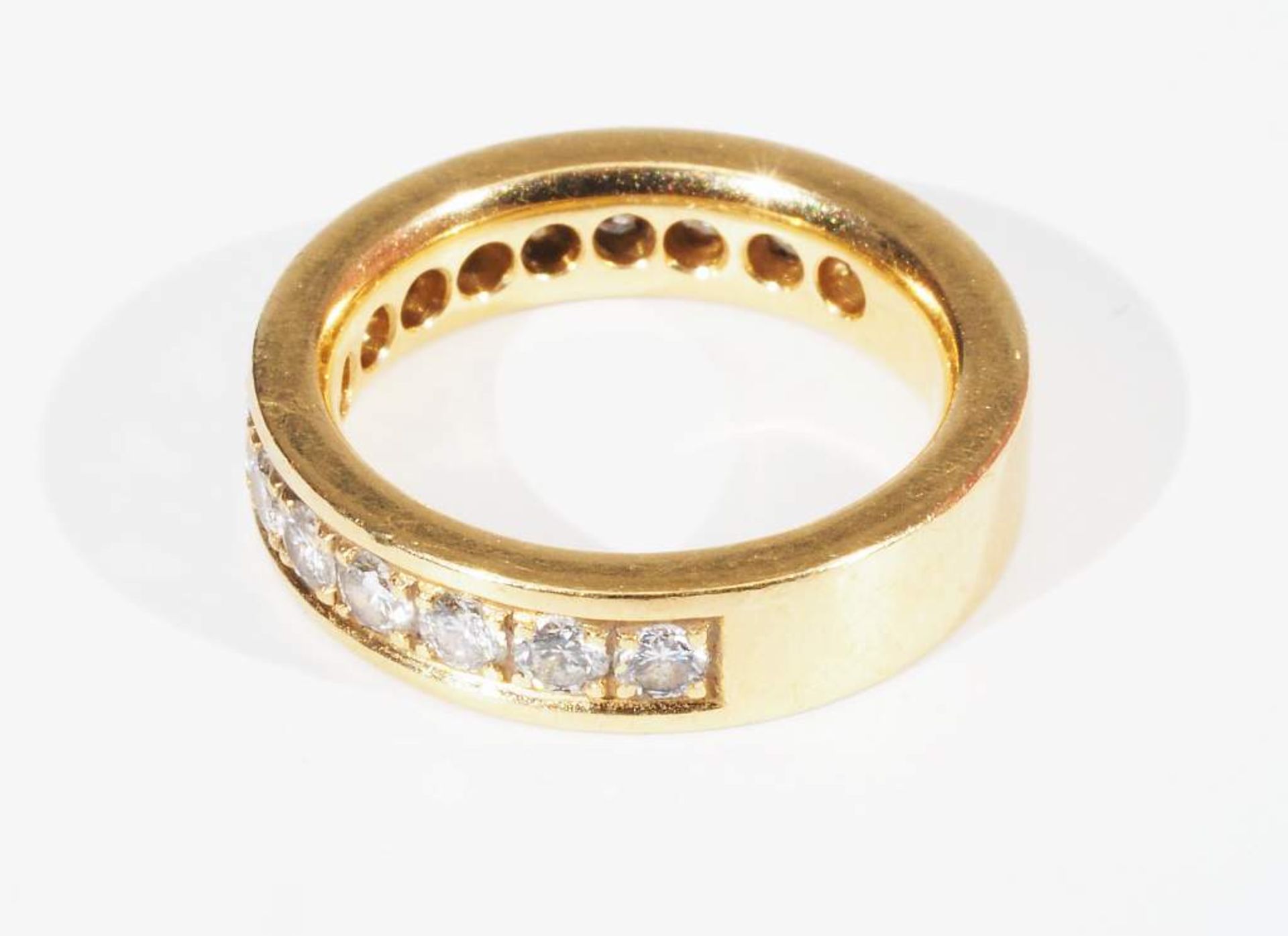 Memoirering, 750er Gelbgold. Ringschiene mit 2/3 Brilllantbesatz von zusammen ca. 1 ct. H/vs - Image 3 of 7