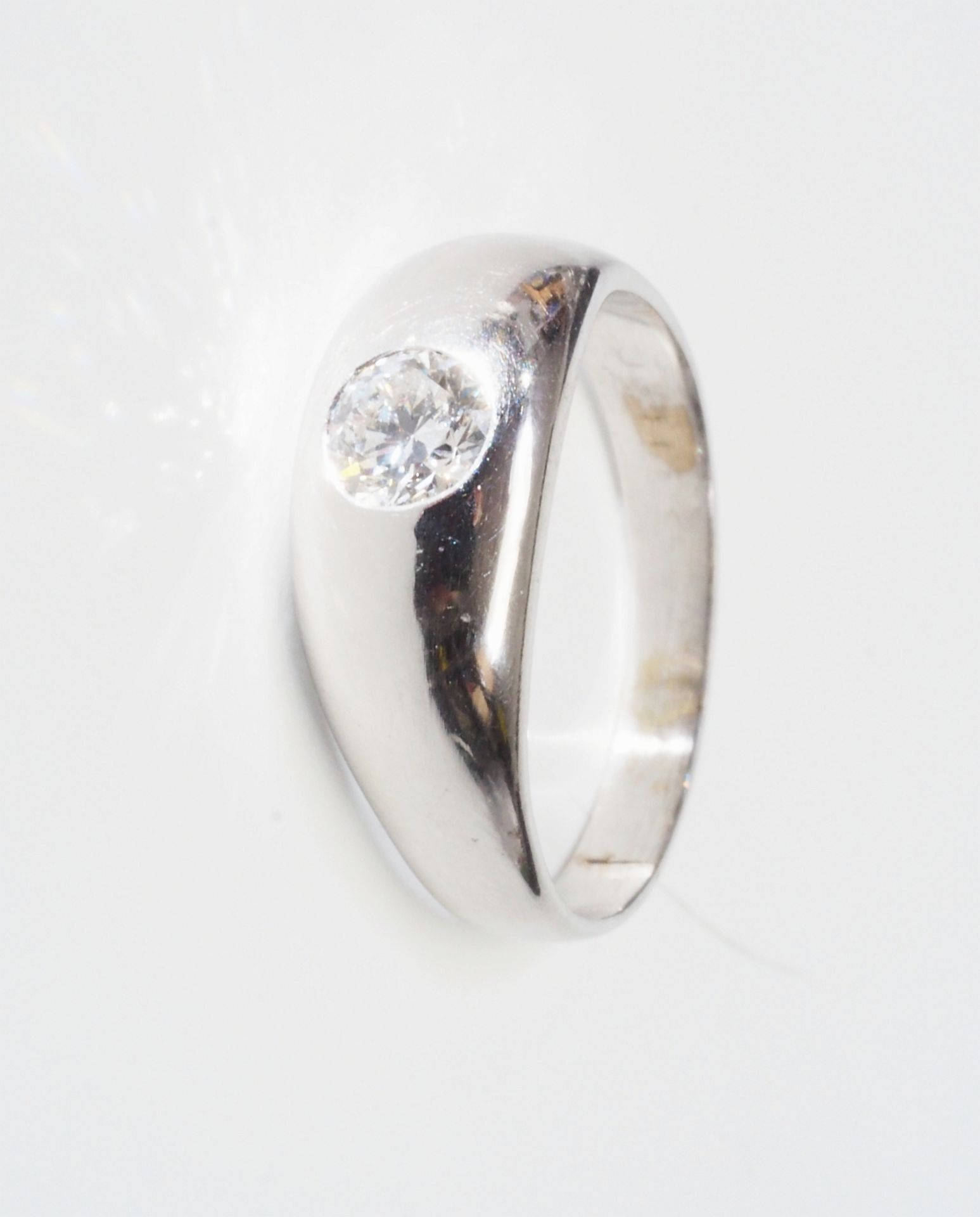 Bandring mit Brillant von ca. 0,52 ct, H/vsi. 585er Weißgold (geprüft).