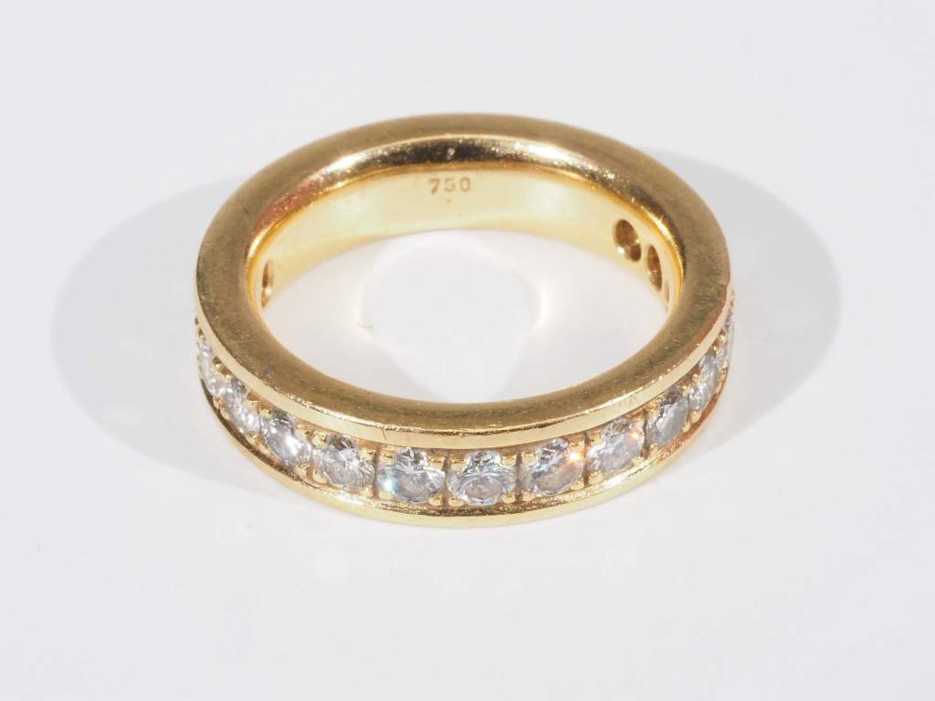 Memoirering, 750er Gelbgold. Ringschiene mit 2/3 Brilllantbesatz von zusammen ca. 1 ct. H/vs - Image 5 of 7