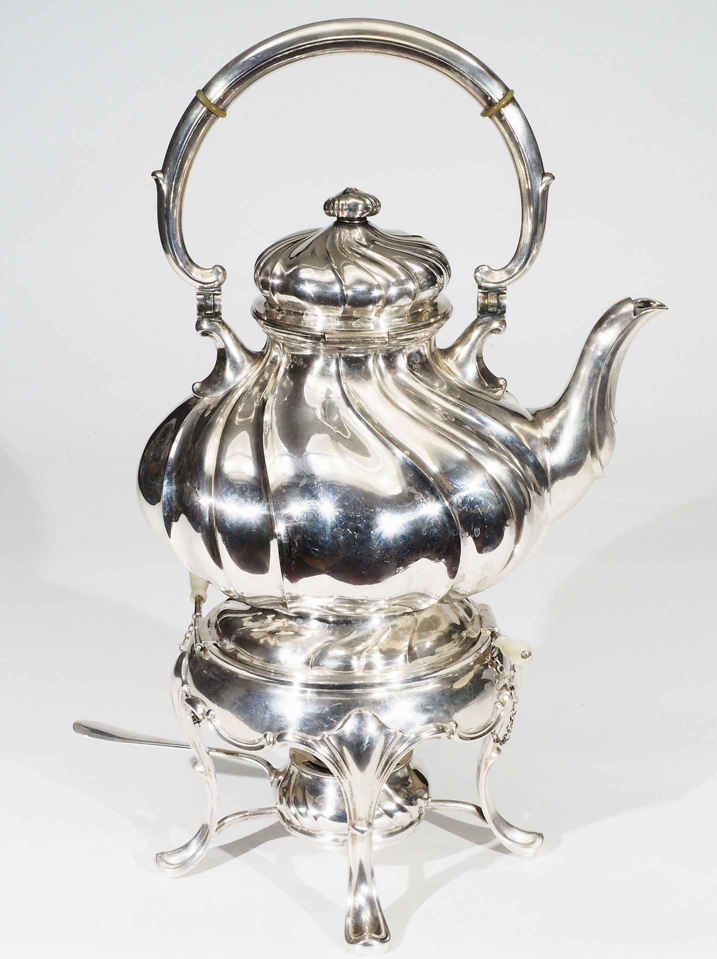 Repräsentativer Teekessel auf Rechaud. 800er Silber. - Bild 3 aus 6