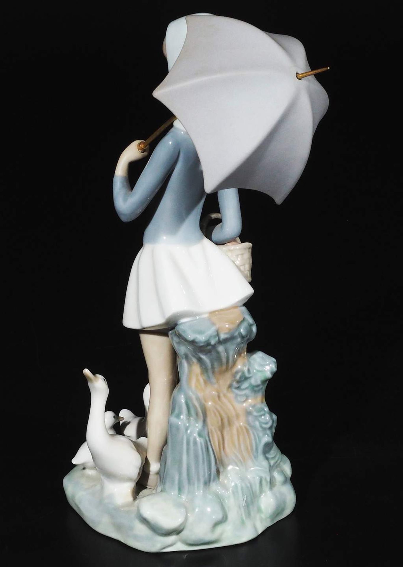 LLADRO/Spain. Junges Mädchen mit Regenschirm bei der Fütterung der Enten. - Bild 4 aus 7