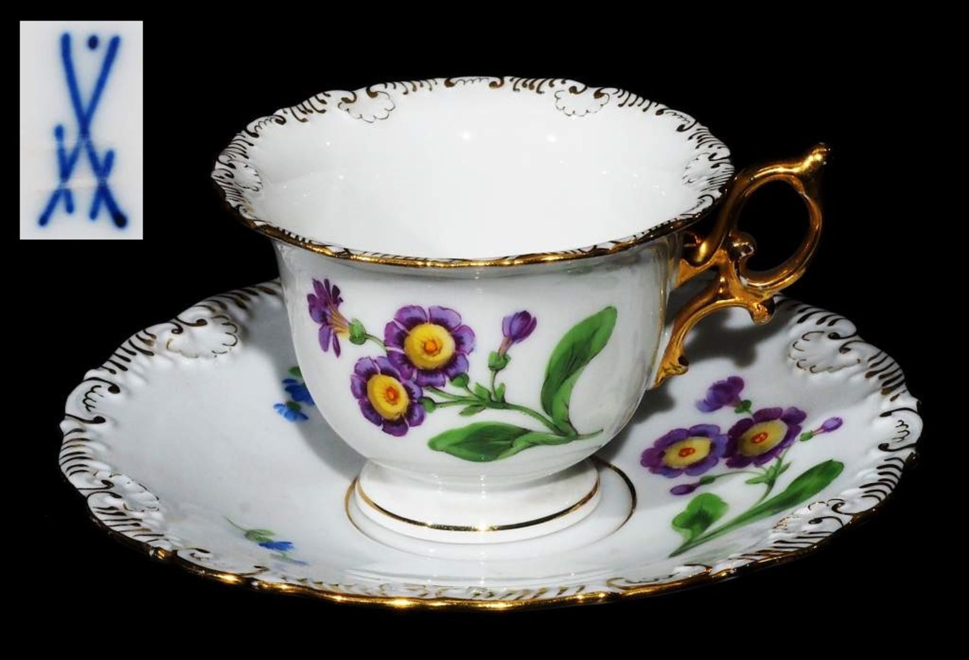 MEISSEN Moccatasse. Untertasse mit Muschel-Rocaillenrelief.