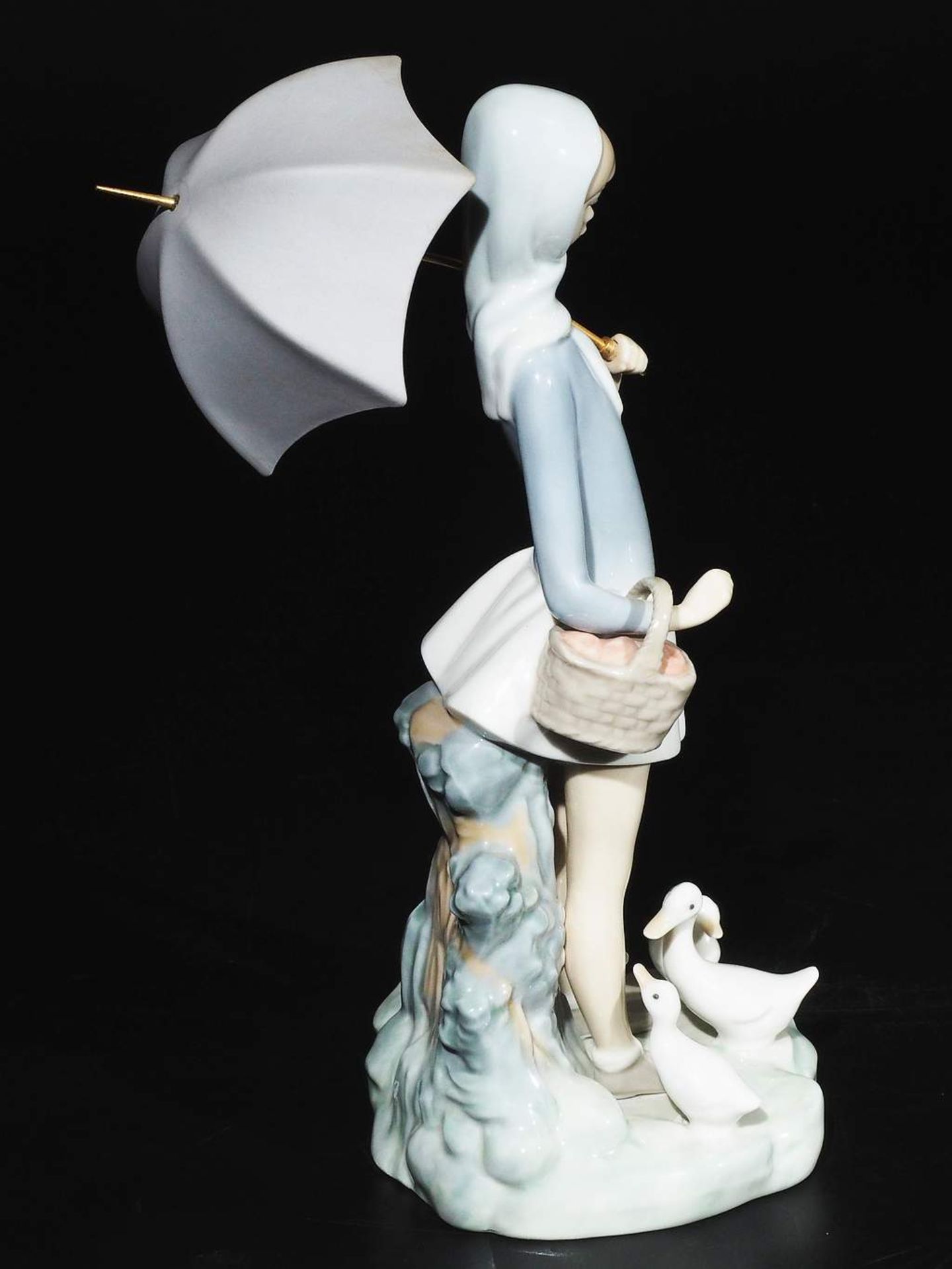 LLADRO/Spain. Junges Mädchen mit Regenschirm bei der Fütterung der Enten. - Bild 5 aus 7