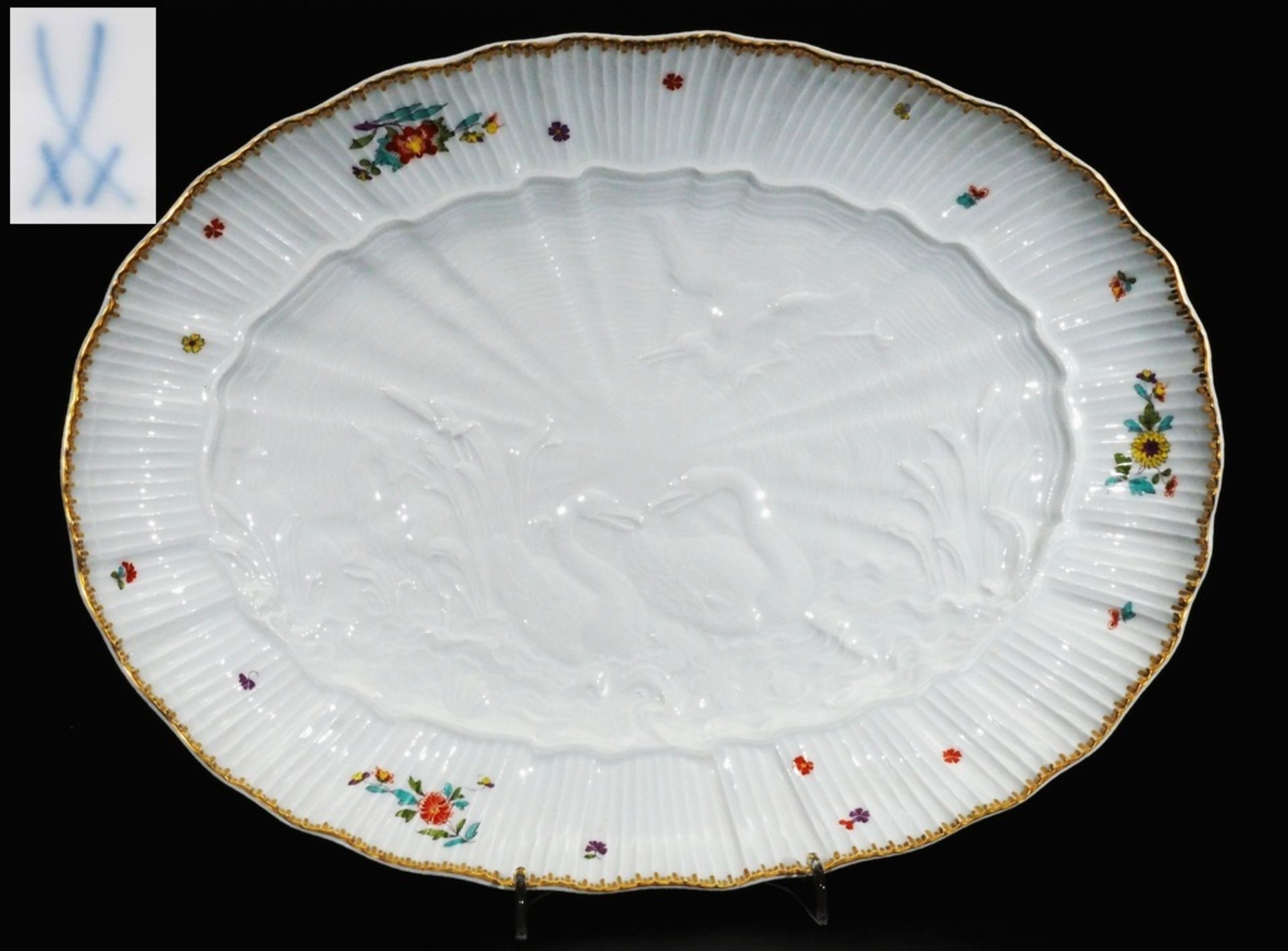 Ovale Speiseplatte aus dem berühmten "Schwanenservice". Meissen nach 1950, 1. Wahl.