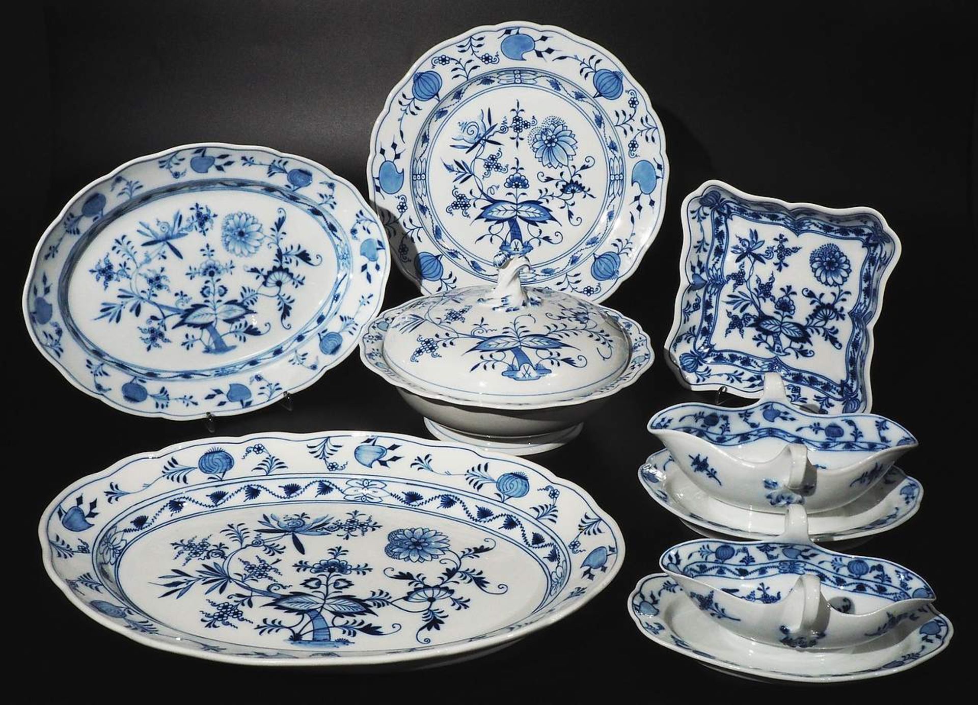 Sieben Teile Konvolut, MEISSEN, kobaltblaue Unterglasurmalerei "Zwiebelmuster-Dekor". - Image 2 of 6