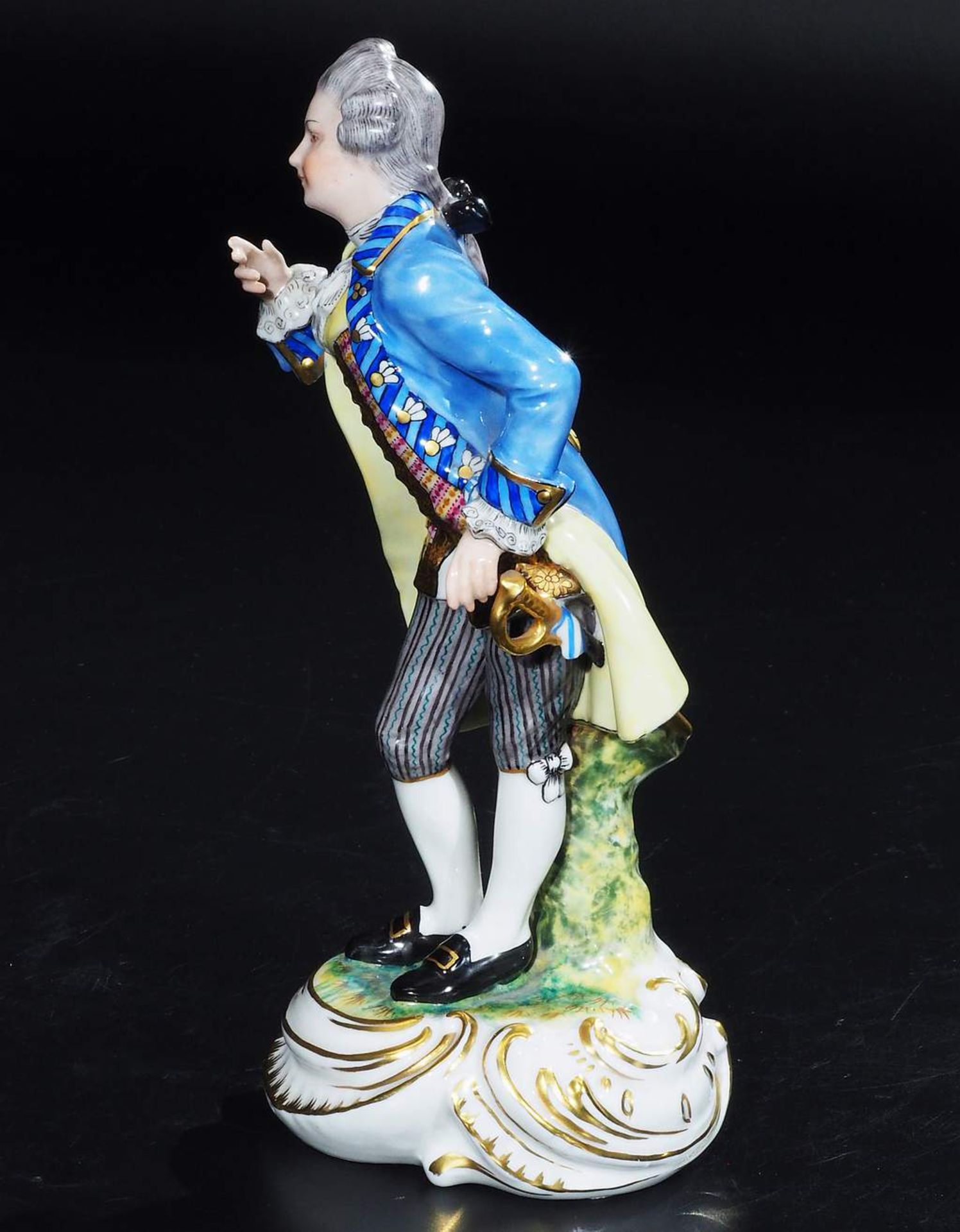 Rokoko - Kavalier mit Degen im Frack, stehend auf Rocaillensockel. - Image 3 of 7
