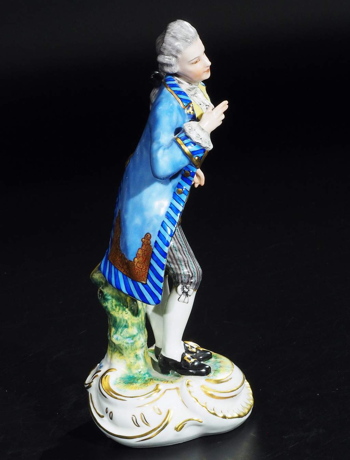 Rokoko - Kavalier mit Degen im Frack, stehend auf Rocaillensockel. - Image 5 of 7