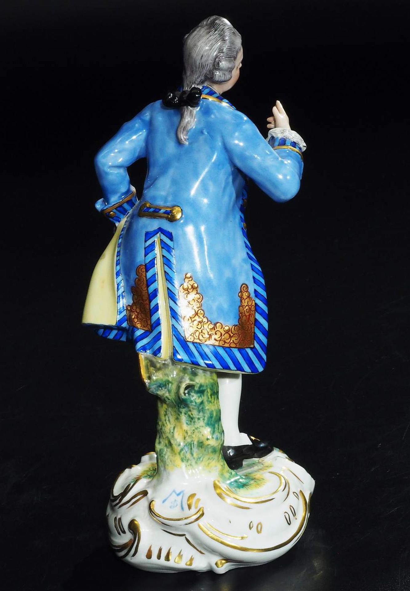 Rokoko - Kavalier mit Degen im Frack, stehend auf Rocaillensockel. - Image 4 of 7