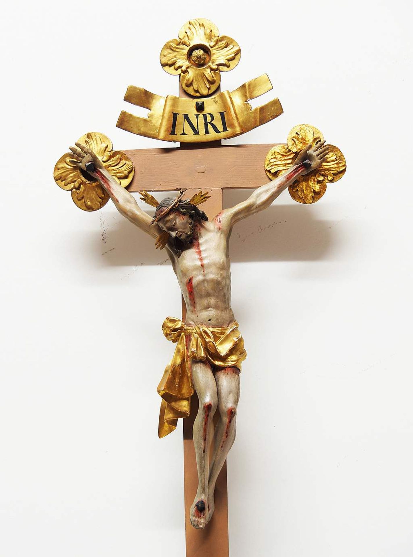 Kreuzigungsgruppe, Christus am Kreuz und Maria Magdalena betend zu seinen Füssen. - Bild 3 aus 7