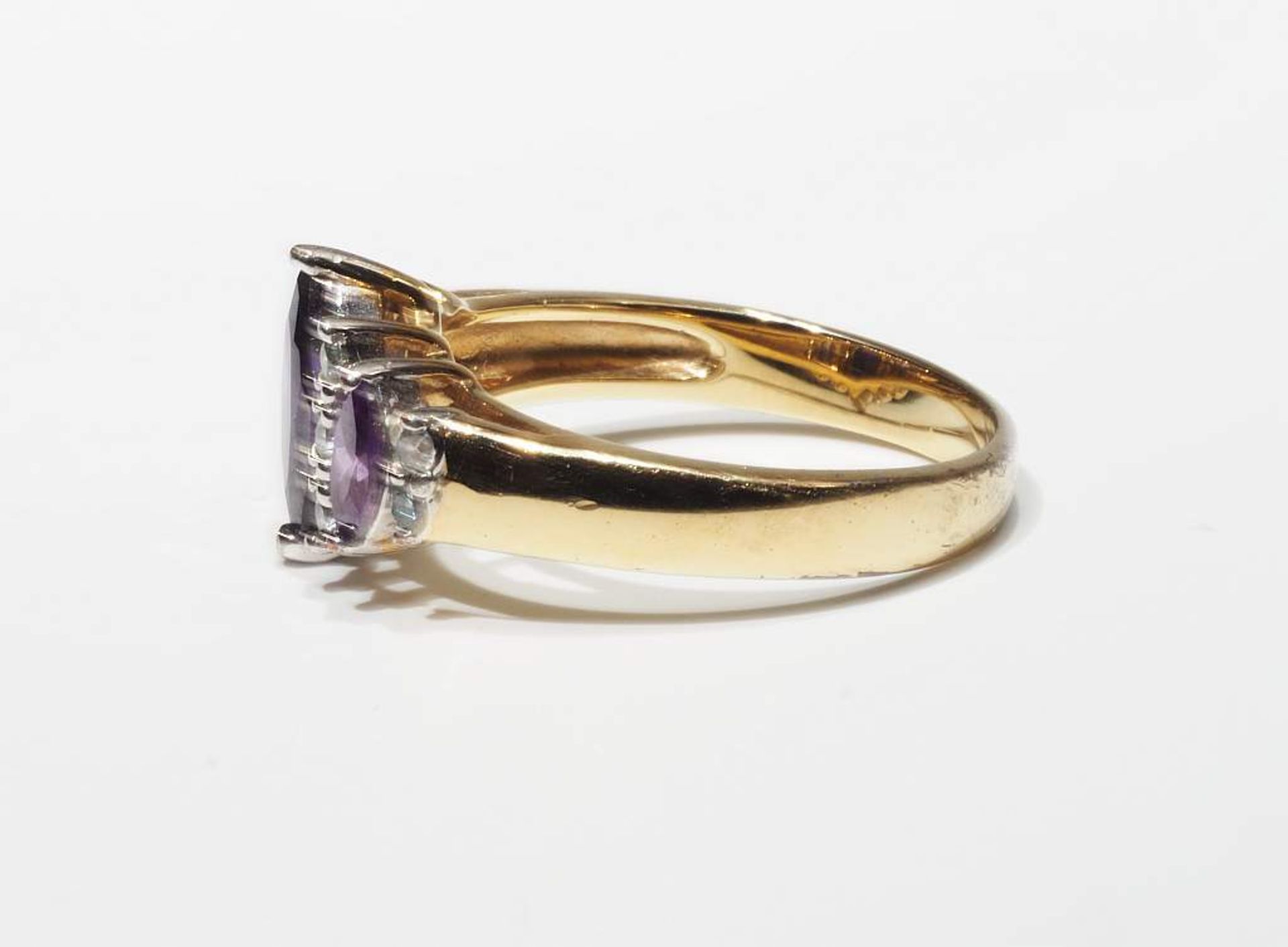 Ring mit violetten und farblosen Steinen. - Image 4 of 5