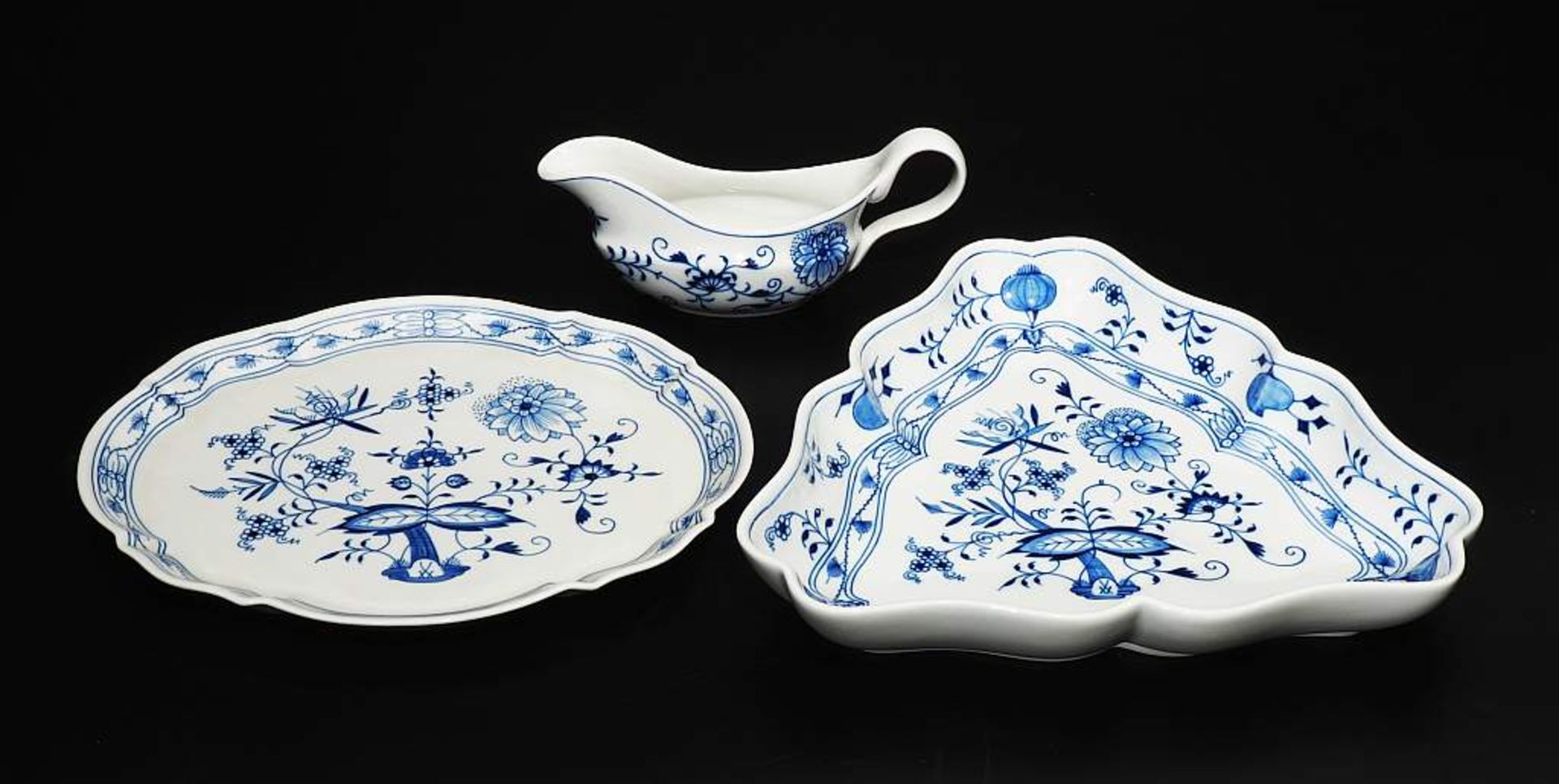 Dreieckschale, Platte und Buttersauciere. MEISSEN "Zwiebelmusterdekor". - Image 3 of 6