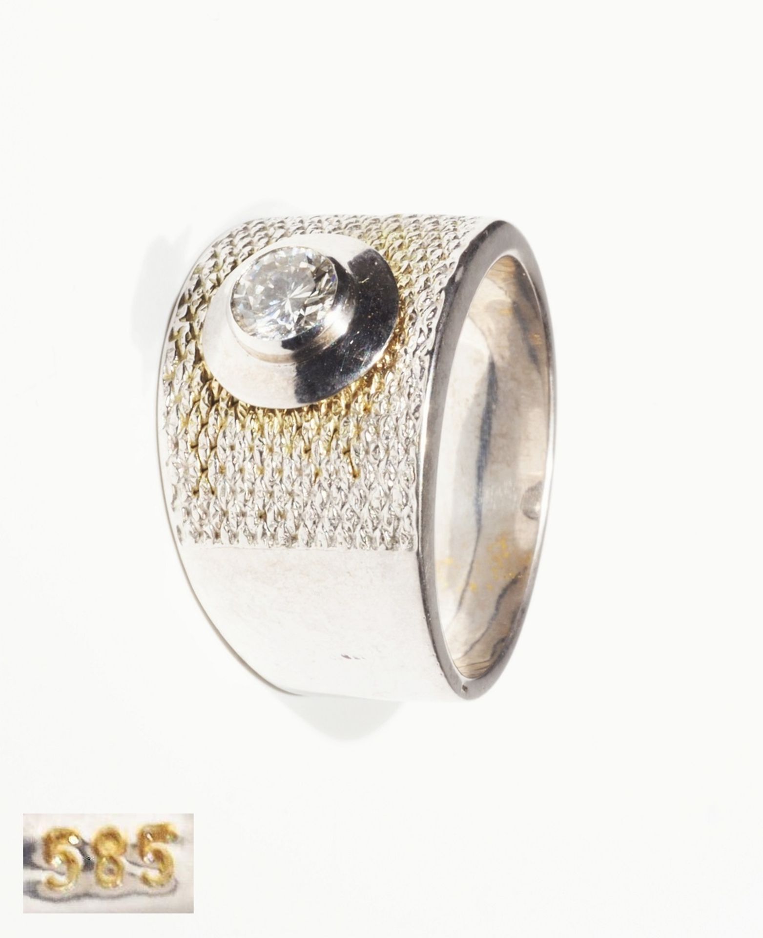 Ring mit Brillant von 0,50 ct. F (feines weiß)/si.