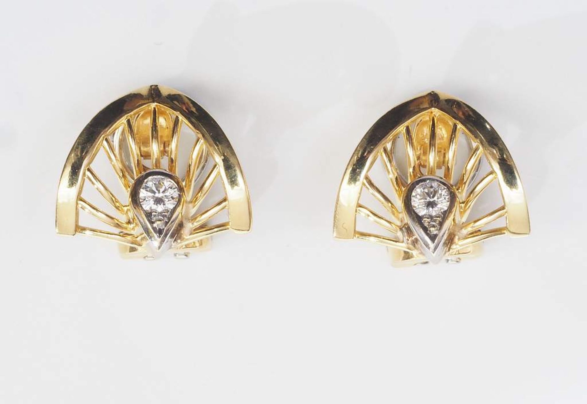 Paar Ohr Clip-Stecker, jeweils besetzt mit einem Diamanten . - Bild 2 aus 5
