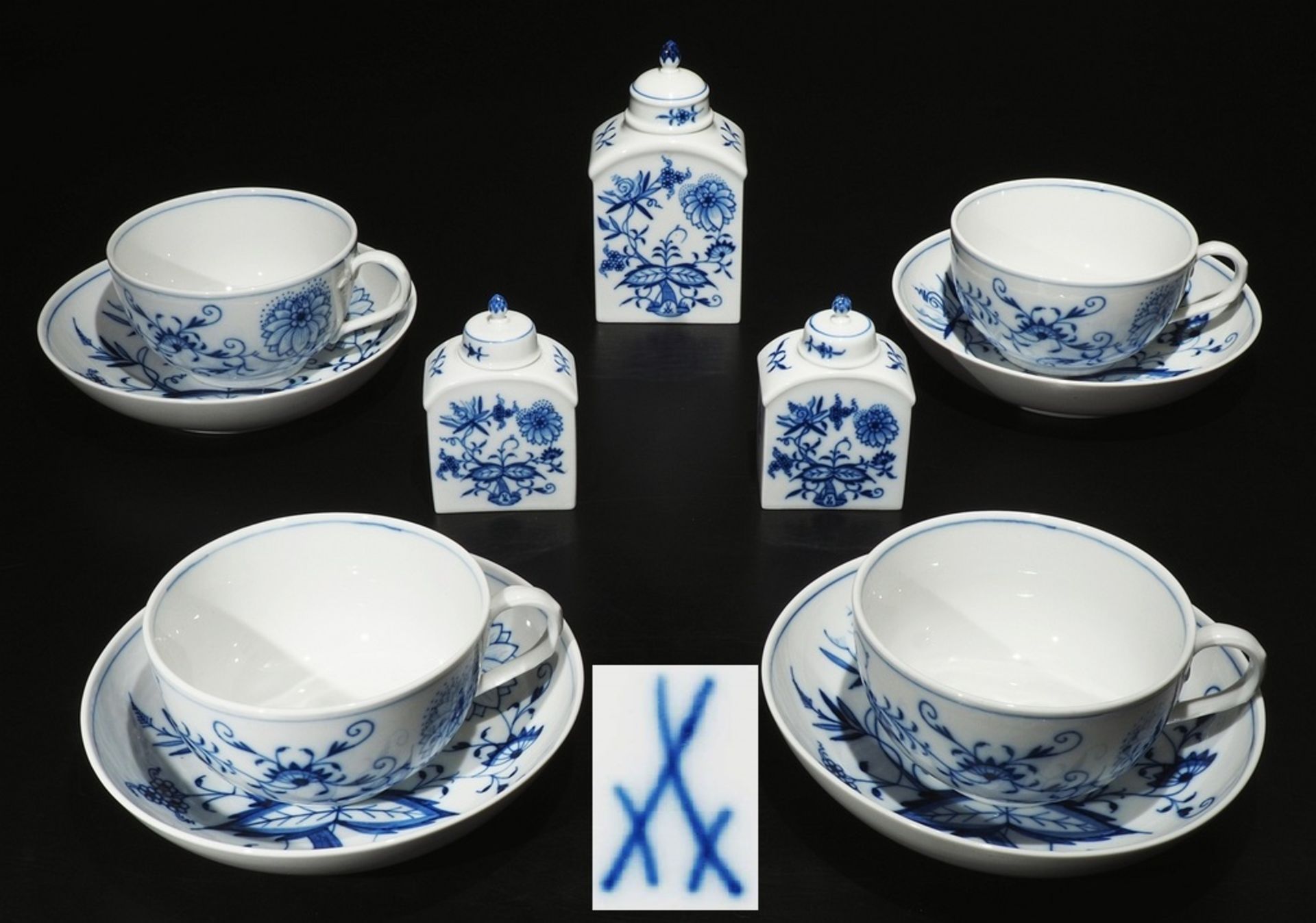 Teetassen, Untertassen. Zwei Teedosen. Dekor kobaltblaue Unterglasurbemalung "Zwiebelmuster-Dekor".
