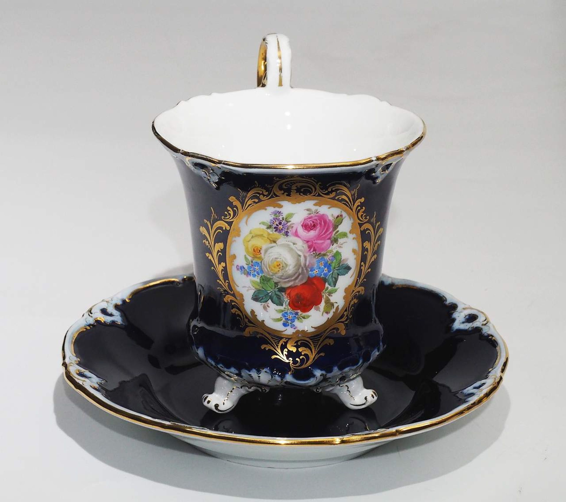 Große Prunktasse mit Untertasse. MEISSEN 1860 - 1923. - Bild 2 aus 6