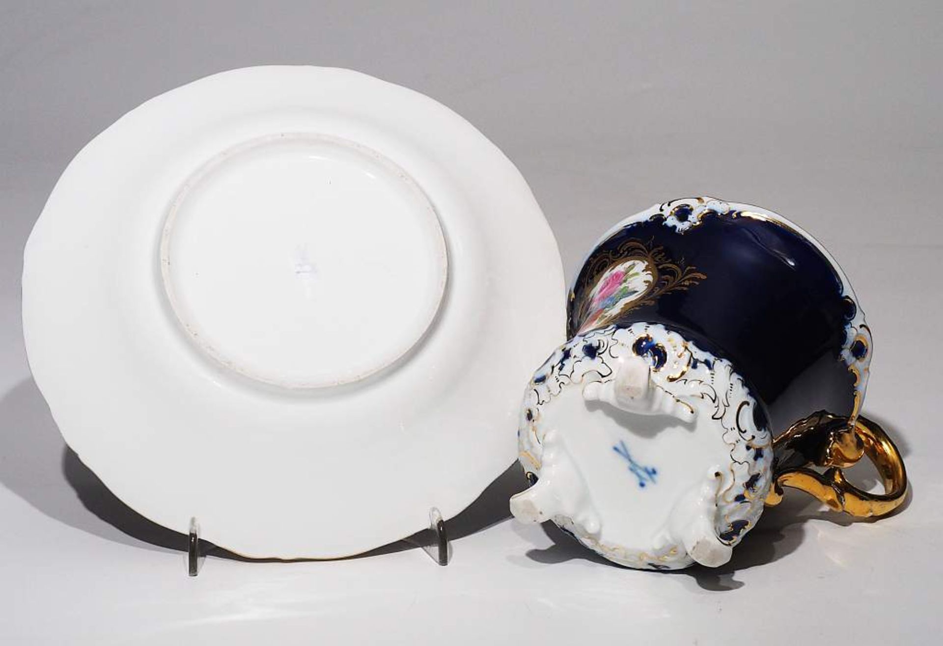 Große Prunktasse mit Untertasse. MEISSEN 1860 - 1923. - Bild 5 aus 6