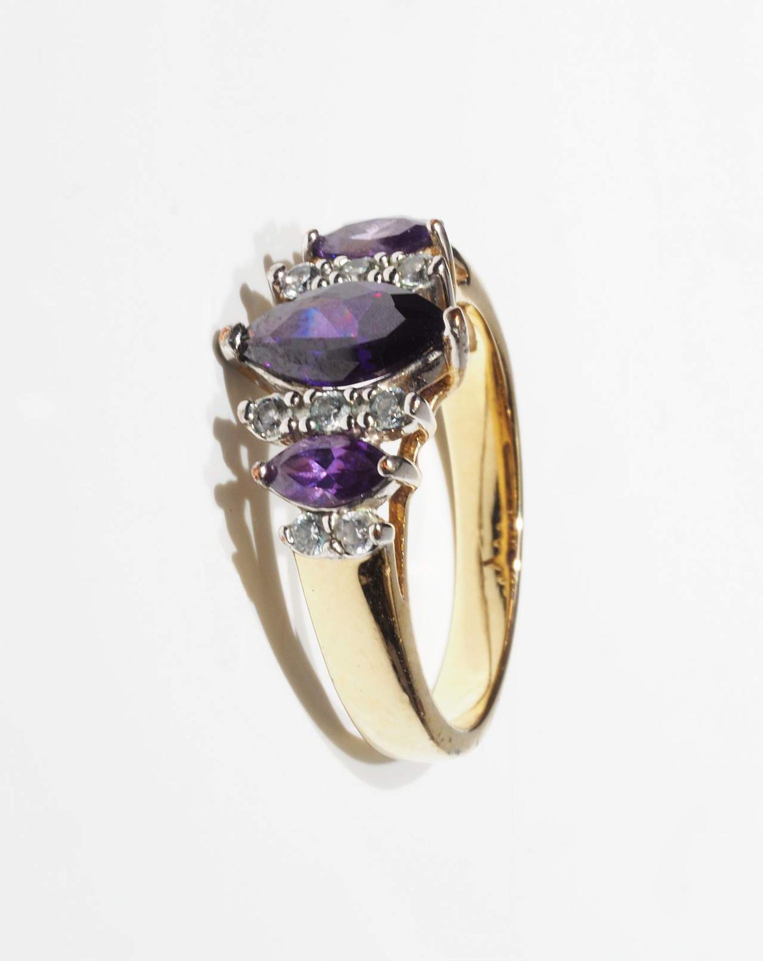 Ring mit violetten und farblosen Steinen. - Image 2 of 5