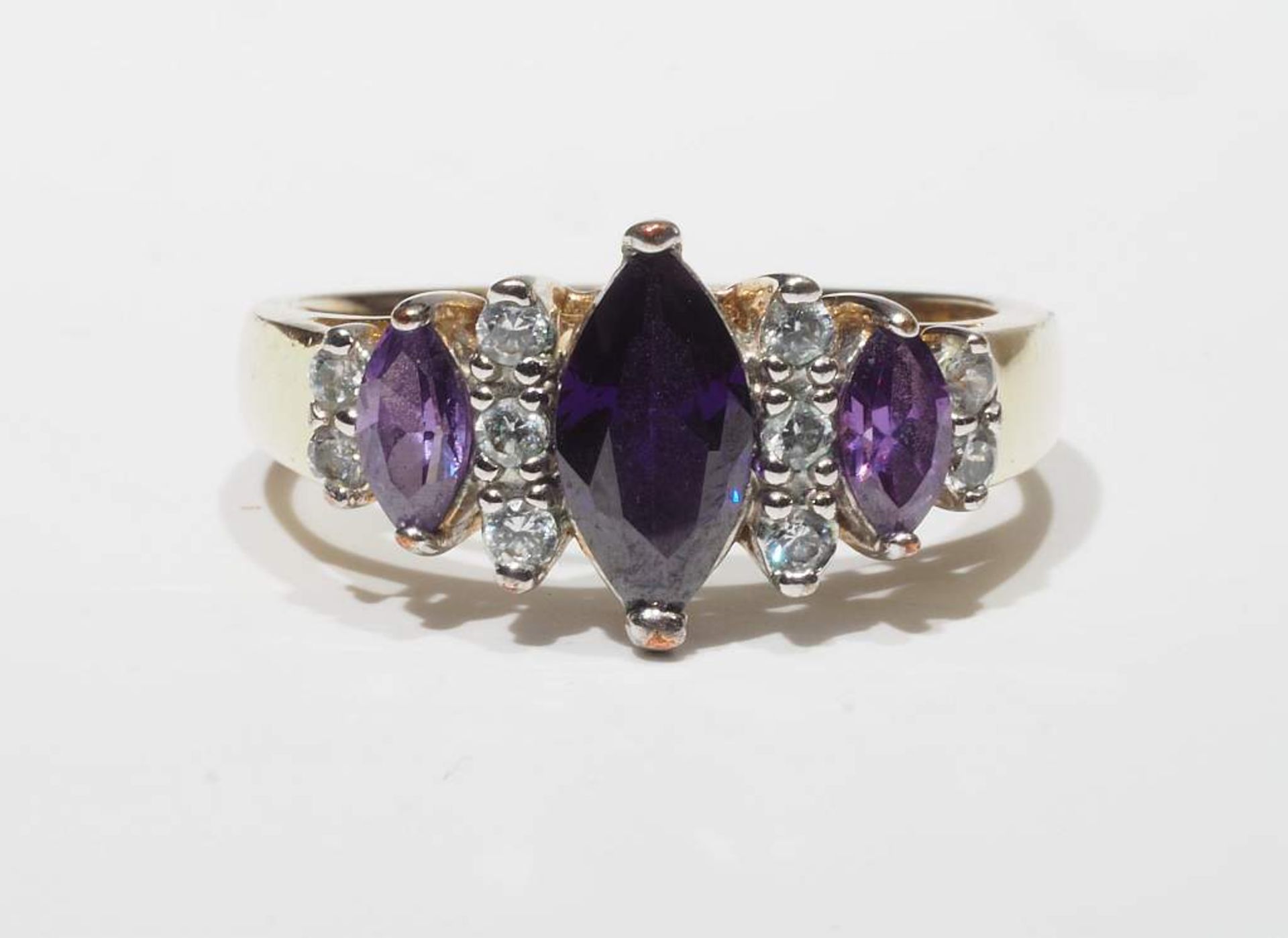 Ring mit violetten und farblosen Steinen. - Image 3 of 5