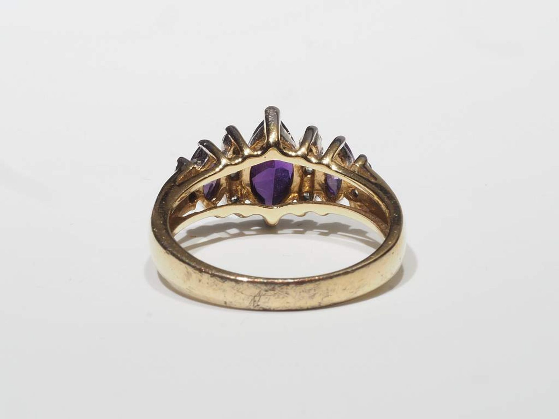 Ring mit violetten und farblosen Steinen. - Image 5 of 5