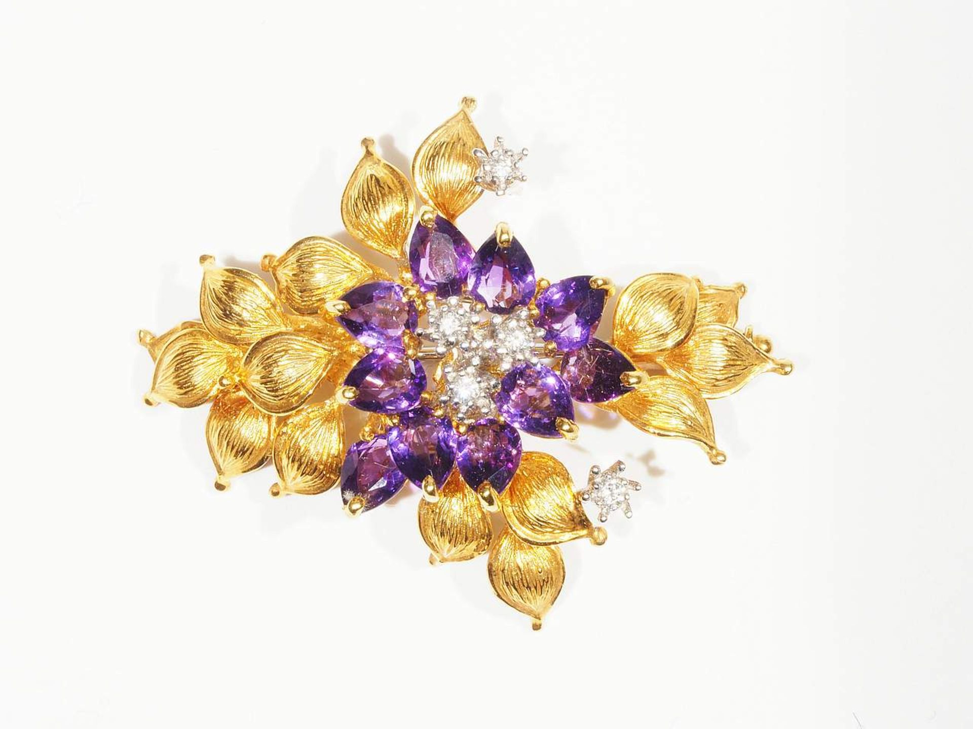 Brosche mit Amethyst und Diamantbesatz. - Image 2 of 5