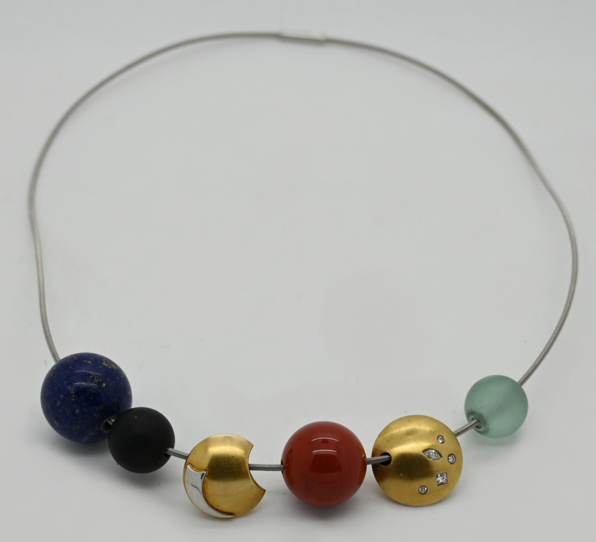 1 Collier Pt. 950 NIESSING verbogen m. versch. Anhängern z.T. GG 18ct. u.a. z.T. m. Brillanten, Edel