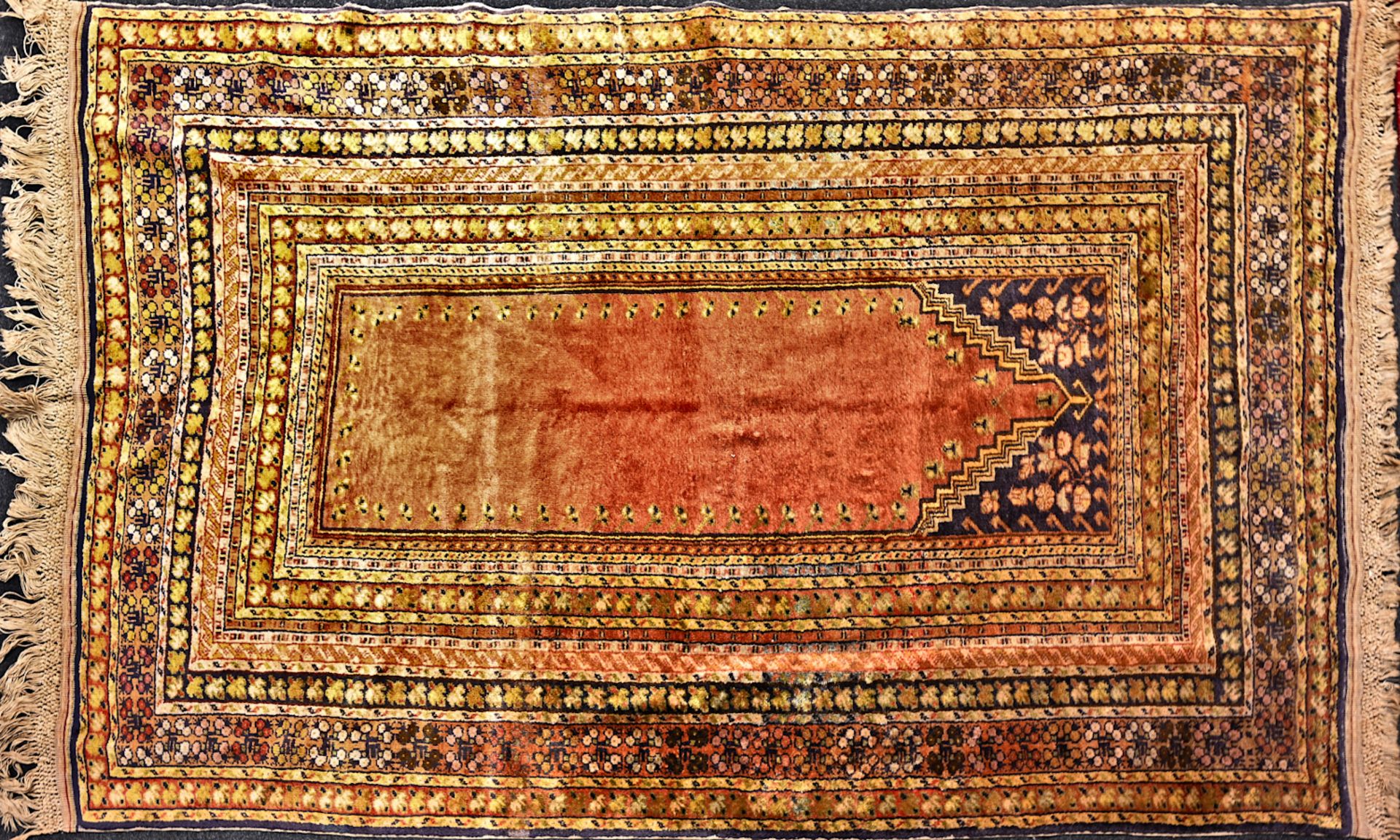 1 Wandteppich mit geometrischem Dekor, wohl Pakistan um 1900/1920, ca. 196x127cm, min. besch., Asp.