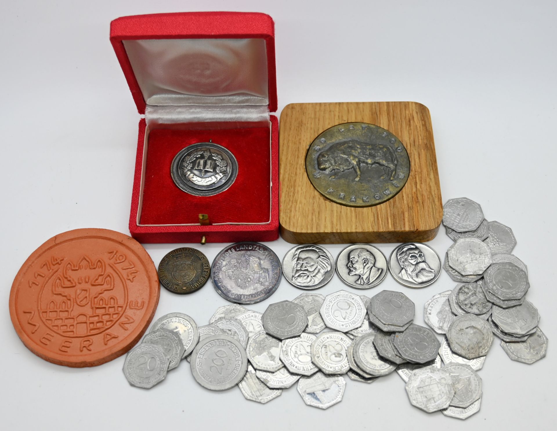 1 Konv. Münzen/Medaillen Si. Metall u.a. Straßenbahngeld u.a. z.T. in Originalschatulle im Karton