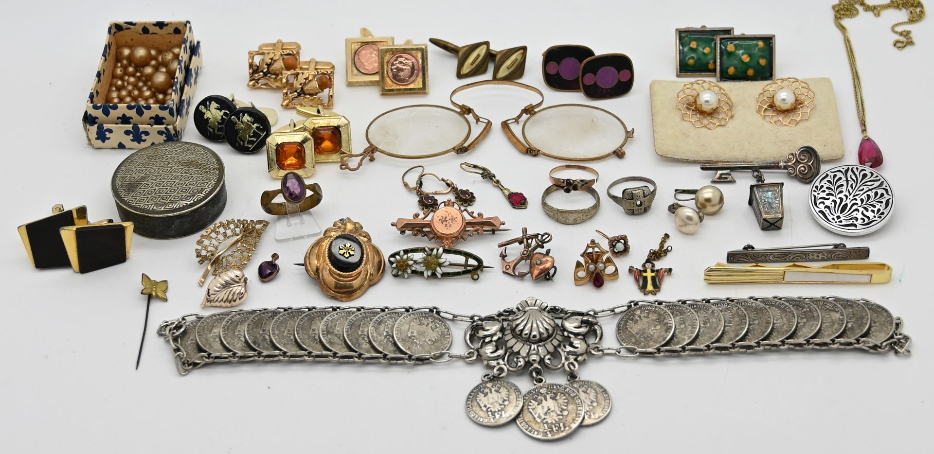 1 Konv. Schmuck Si. Metall u.a. z.T. Biedermeier, viele Manschettenknöpfe in der Schatulle Asp./Gsp.