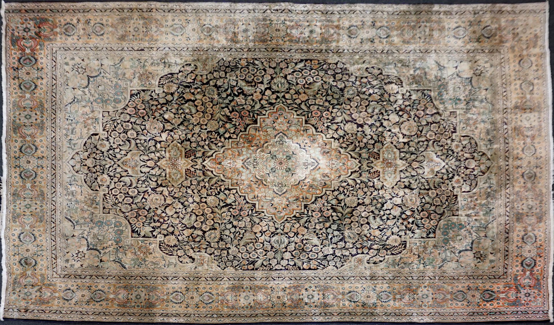 1 Orientteppich 20. Jh. wohl mit Seidenanteil "Reicher Blumen-/Rankendekor" ca. 280x218cm - Bild 2 aus 7