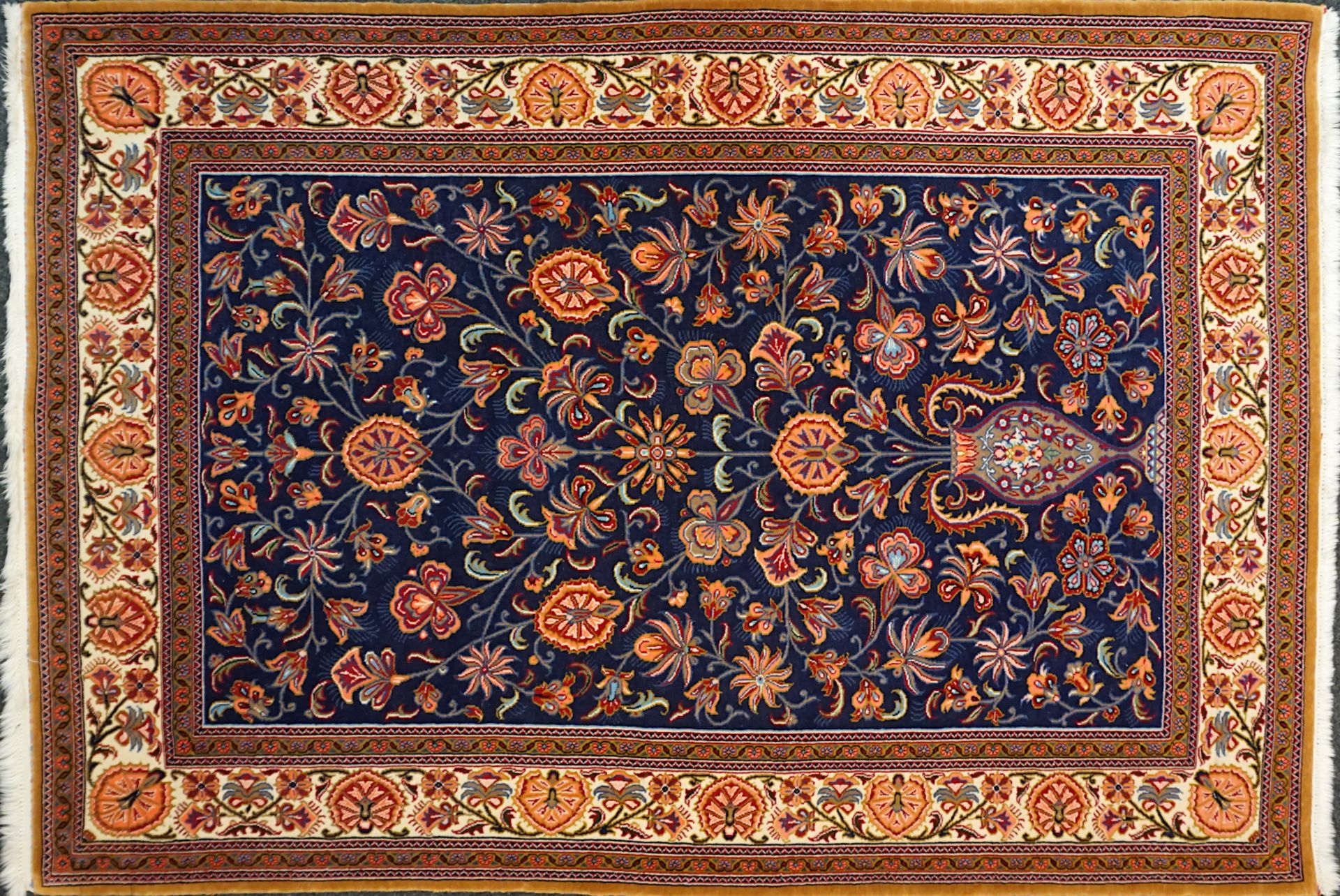 1 Orientteppich 20. Jh. wohl mit Seidenanteil "Reicher Blumen-/Rankendekor" ca. 280x218cm - Bild 5 aus 7