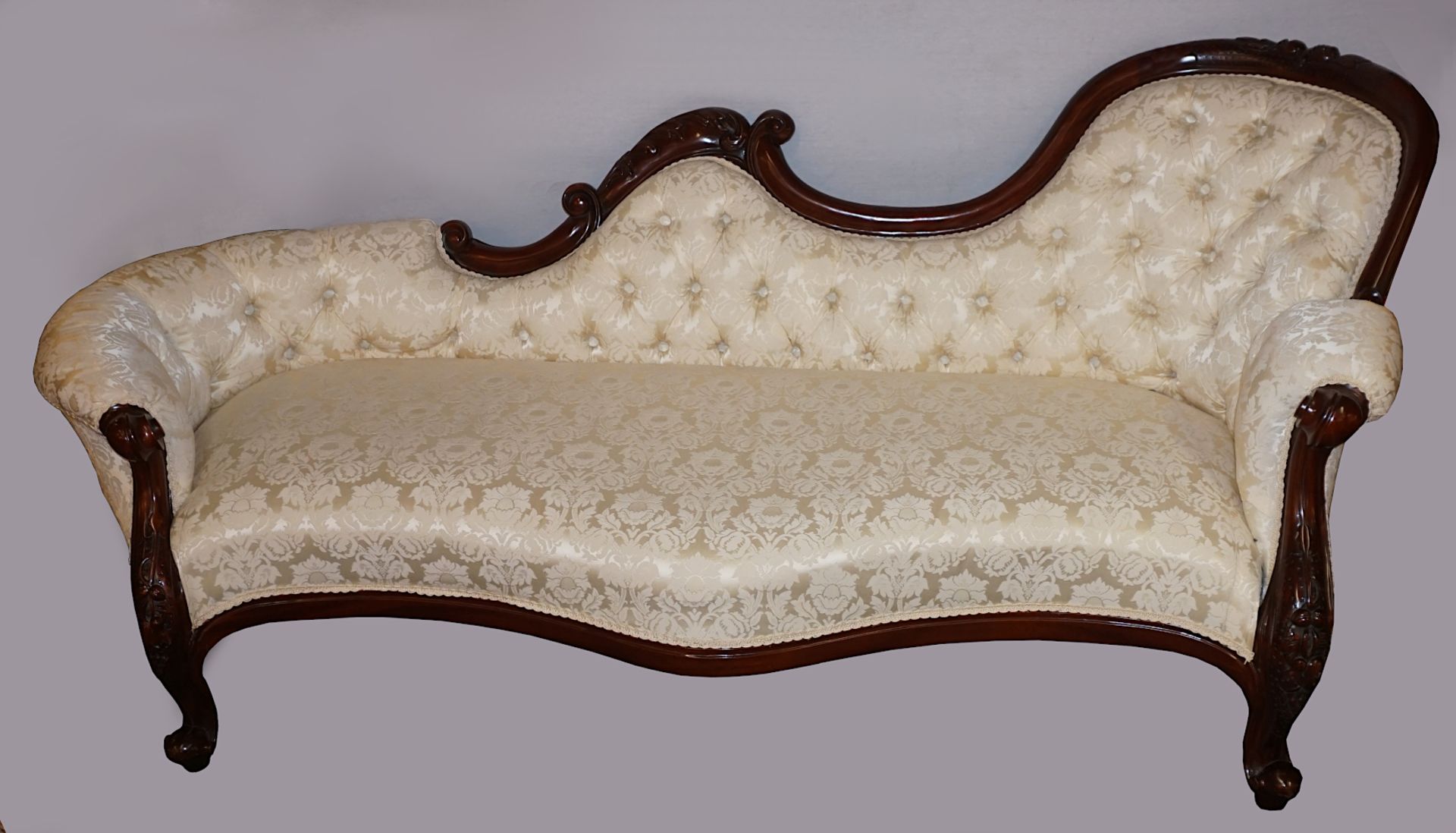 1 Chaiselongue 20. Jh. im Stile des Rokoko Holz cremefarbener Bezug "Barockmuster" ca. 87x200x86cm,