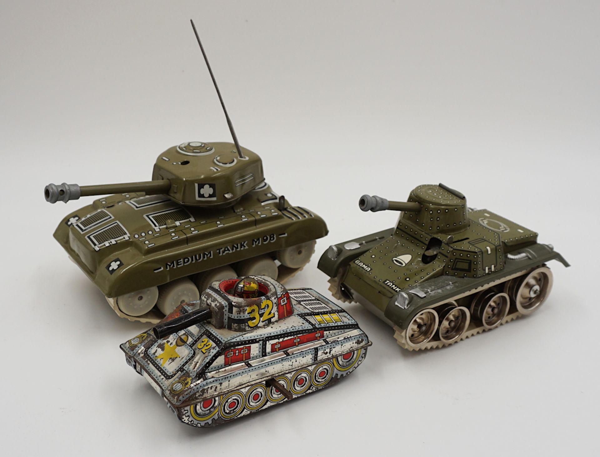 1 Konv. militärisches Spielzeug u.a. GAMA-Panzer z.T. mit Originalverpackung z.T. ber./Asp.