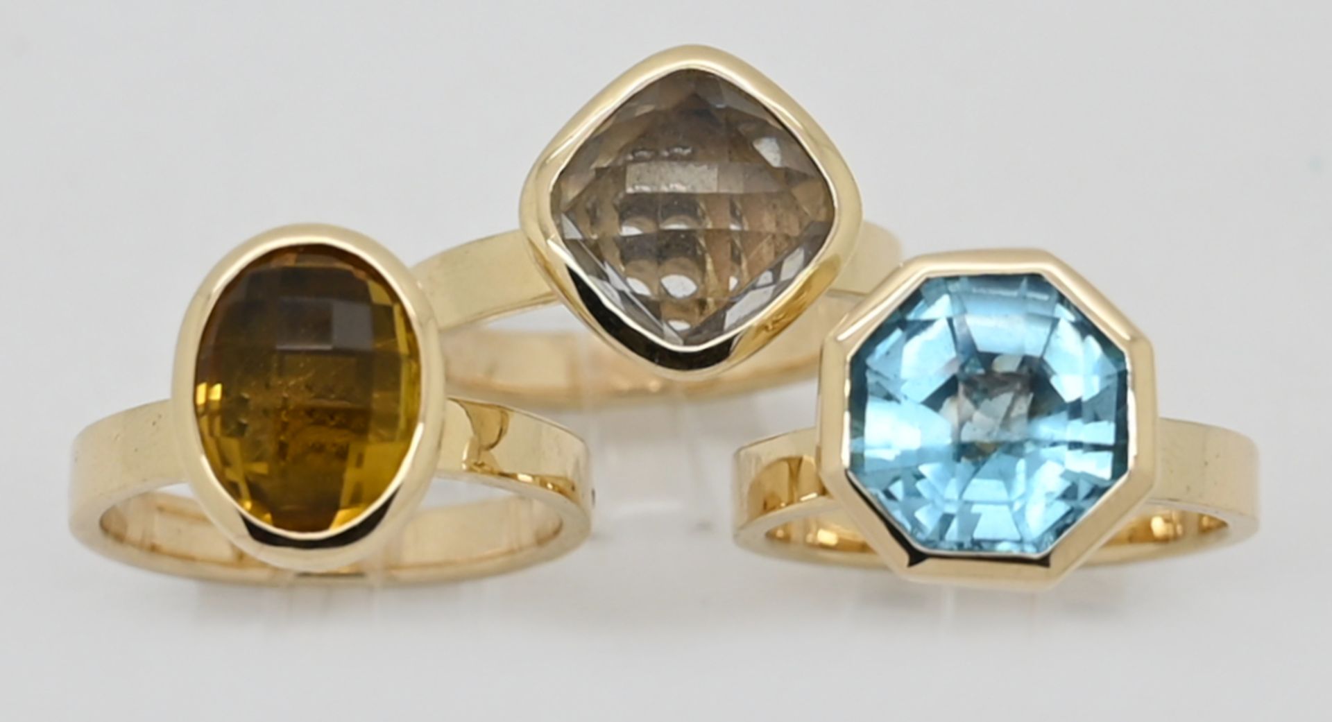 2 Damenringe GG 14ct. sowie 1 Damenring ungest. wohl GG wohl z.T. mit Blautopas u.a. je Gsp.