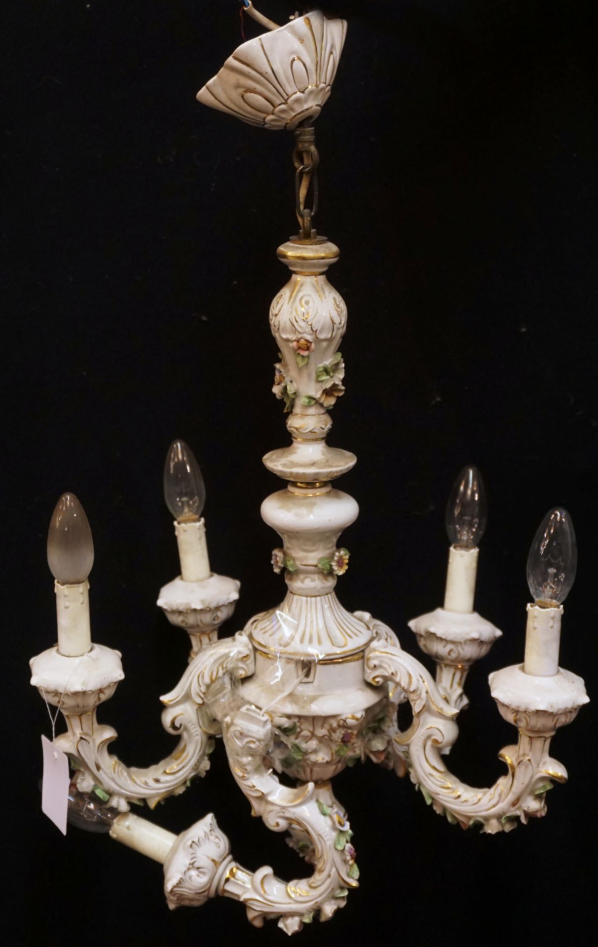 4 Porzellanlüster 5-/6-flammig je mit floralem Dekor bis D ca. 67cm, z.T. besch., Asp. - Bild 3 aus 4