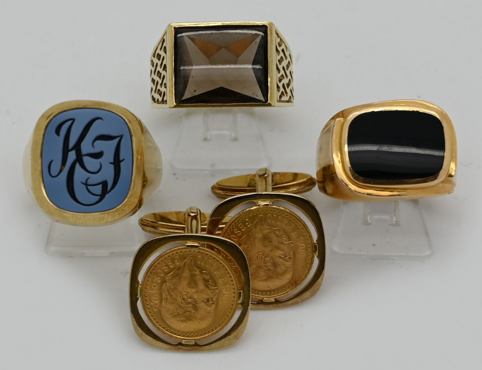 3 Herrenringe, 1 Paar Manschettenknöpfe GG 14/18ct. z.T. m. Onyx und gefasster Goldmünze Tsp.