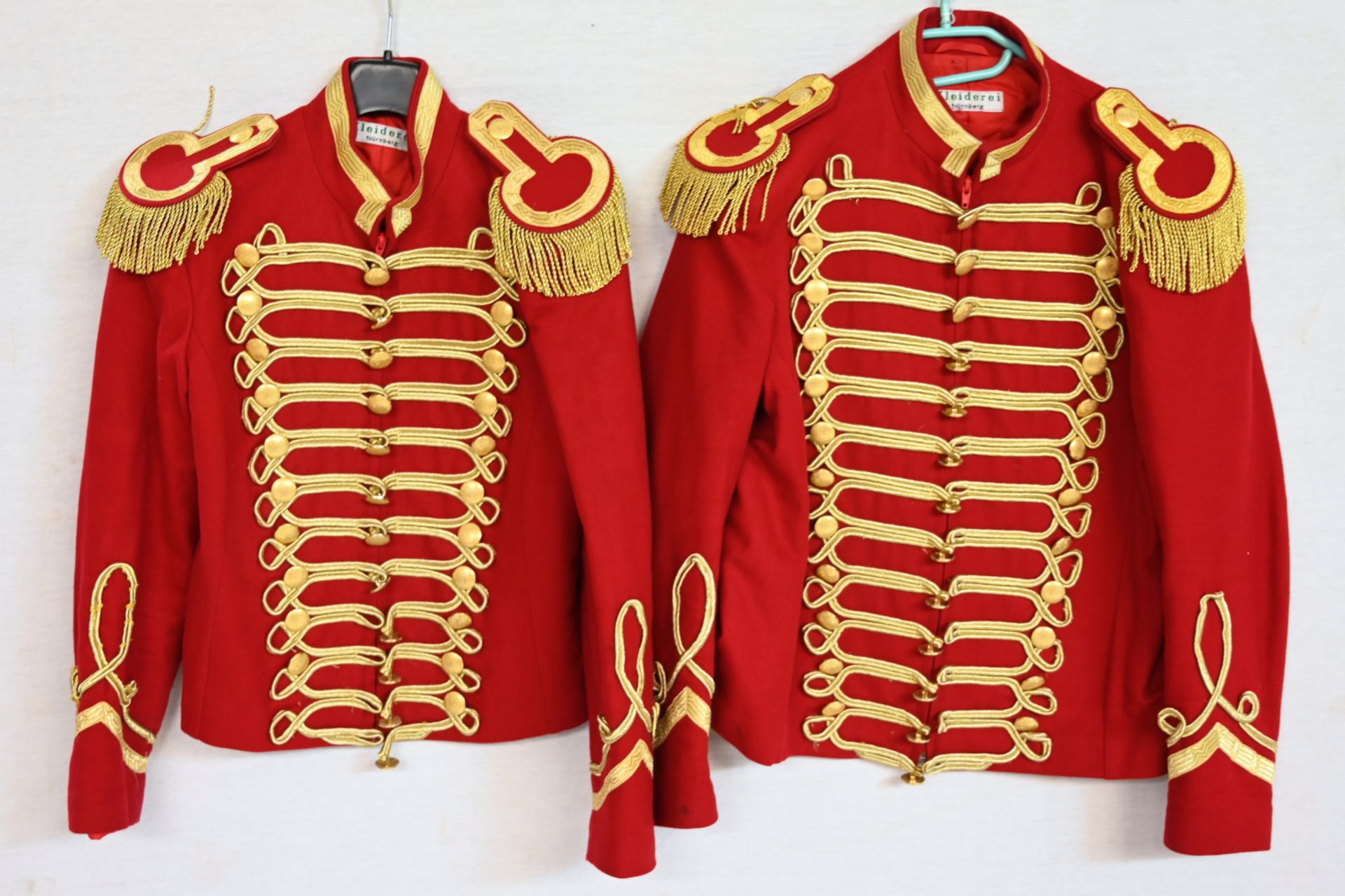 11 Pagenjacken rot m. goldener Verziehrung z.T. m. 2 Hosen, 1 Hemd sowie 3 Kappen "Kleiderei Nürnber