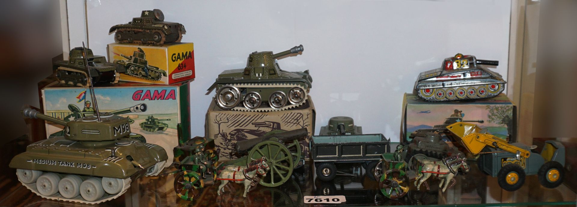 1 Konv. militärisches Spielzeug u.a. GAMA-Panzer z.T. mit Originalverpackung z.T. ber./Asp. - Bild 2 aus 2