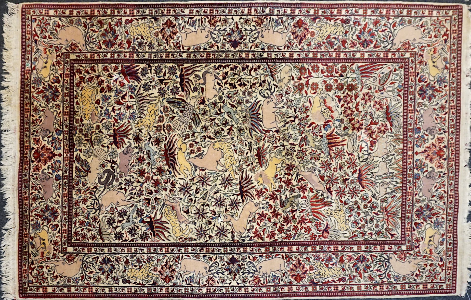1 Orientteppich LAHORE, Pakistan 20. Jh. versch. Tiere, ca. 200x139cm, mit Zertifikat, Fransen, besc