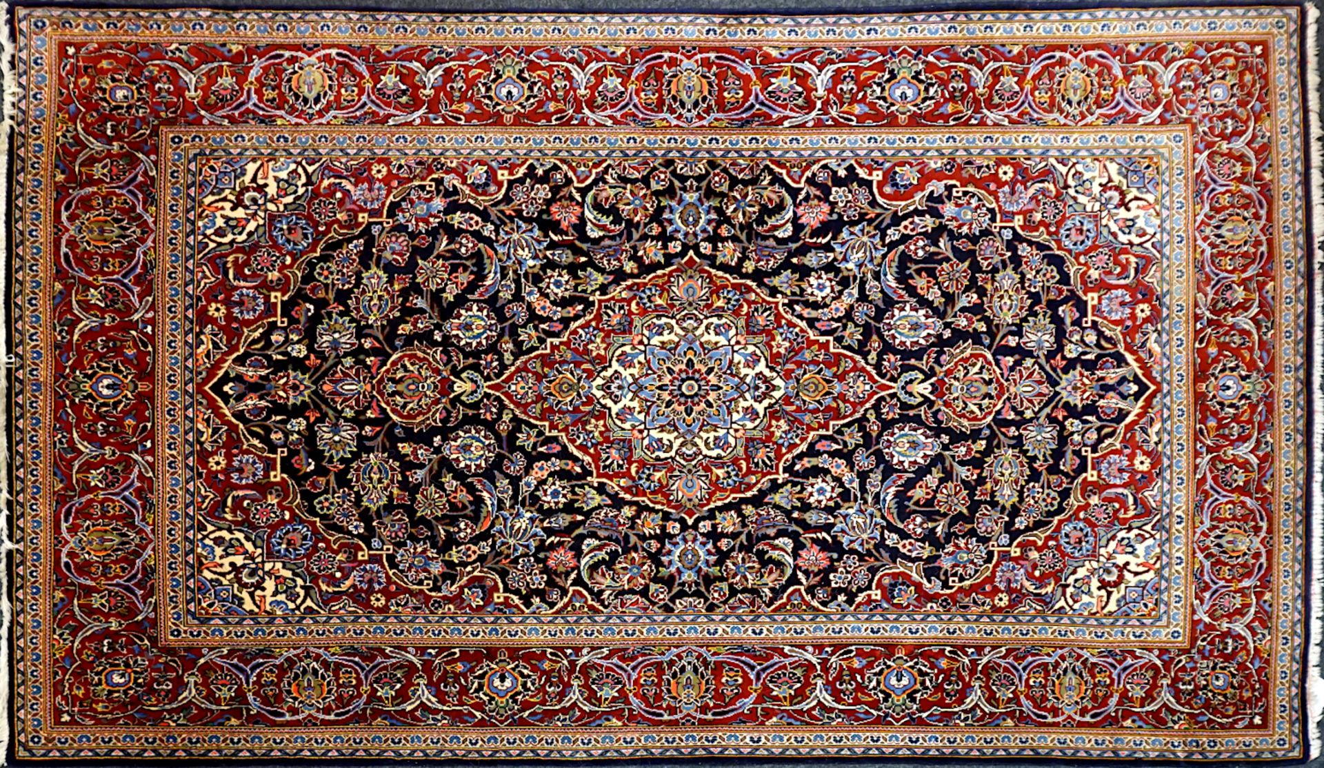 1 Orientteppich KESHAN, Iran 20. Jh. Rautenmedaillon ca. 205x133cm, mit Zertifikat, Fransen beschn.,