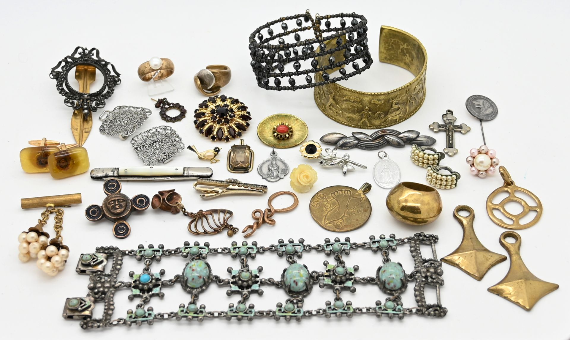 1 Konv. Schmuck u.a. Mode Metall z.T. religiös z.T. 19. Jh. Asp./Gsp./z.T. besch. in der Schatulle